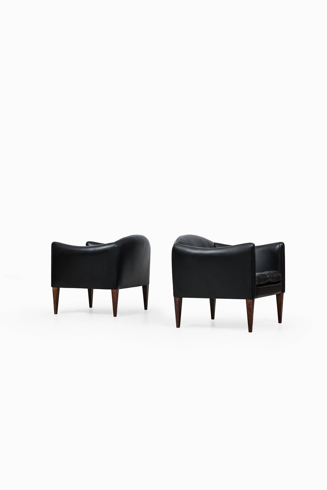 Rare pair of easy chairs designed by Illum Wikkelsø. Produced by Søren Willadsen møbelfabrik in Denmark.