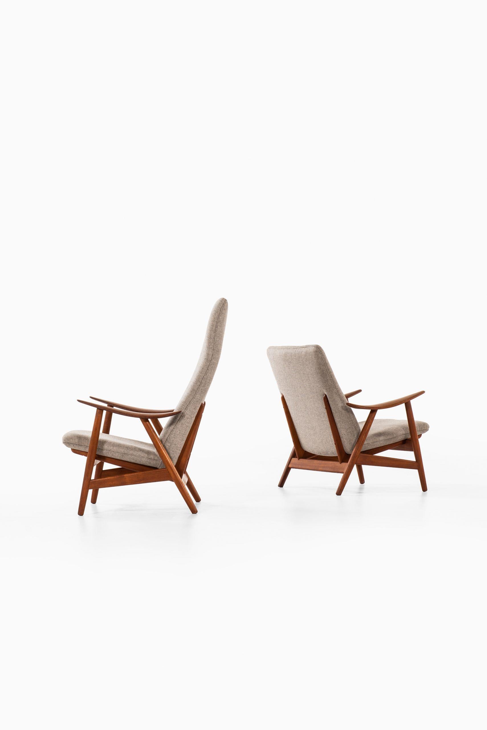 Very rare pair of easy chairs model 10 designed by Illum Wikkelsø. Produced by Søren Willadsen Møbelfabrik in Denmark.
Dimensions lowback (W x D x H): 80 x 78 x 80 cm, SH 38 cm.
Dimensions highback (W x D x H): 80 x 80 x 103 cm, SH 38 cm.