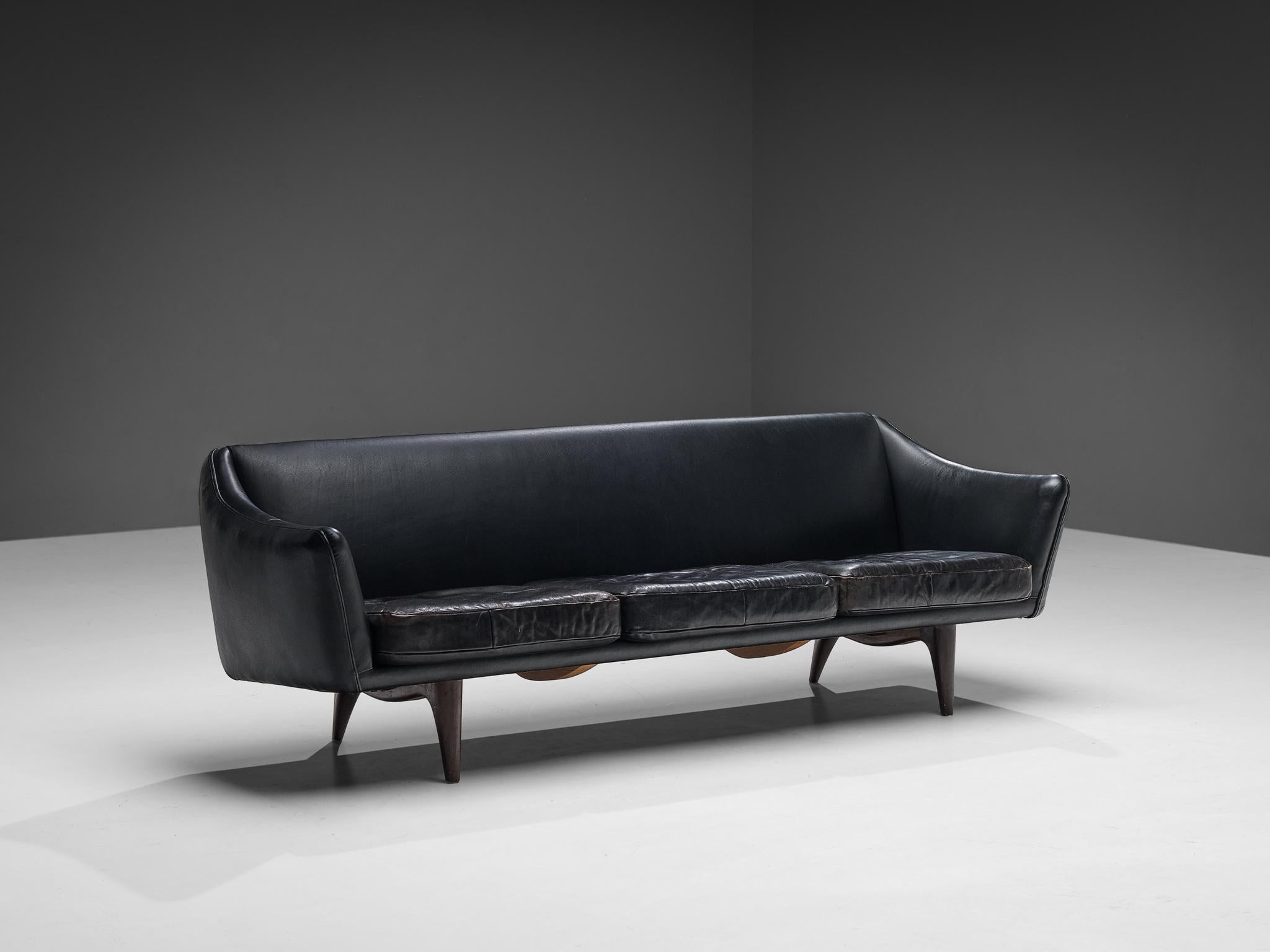 Illum Wikkelsø für A. Mikael Laursen & Søn, Sofa, Modell 'ML-140', Leder, Mahagoni, Dänemark, 1950er Jahre. 

Dieses raffinierte Sofa zeigt eine ungewöhnliche Eleganz und einen großen Blick für Details, kombiniert mit einer hervorragenden