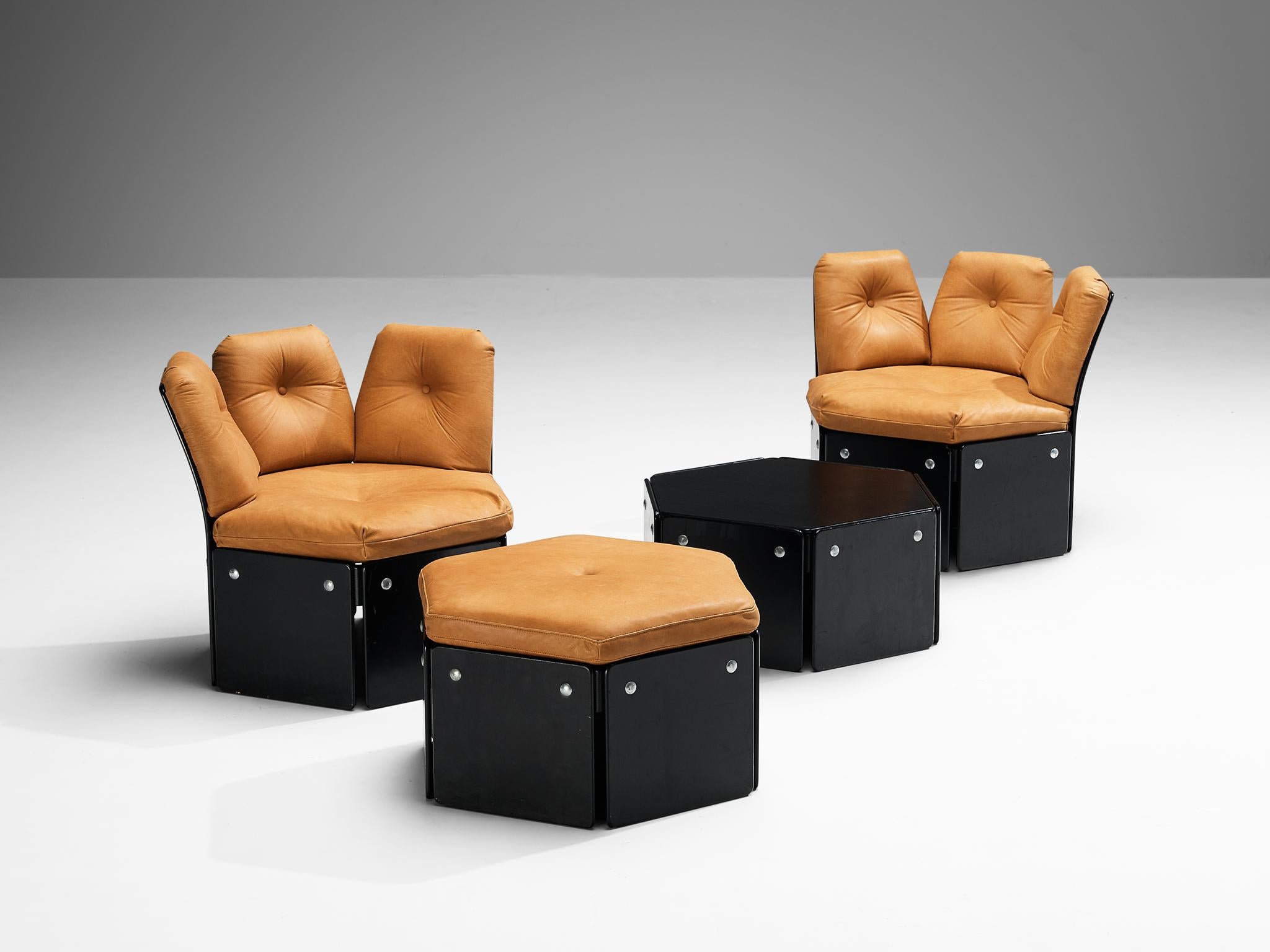 Illum Wikkelsø for CFC Silkeborg, pair of lounge chairs with ottoman and side table, leather, lacquered wood, metal, Denmark, 1970s

Exiting and rare to come by modular sitting set designed by Illum Wikkelsø in the 1970s. These modular designs are