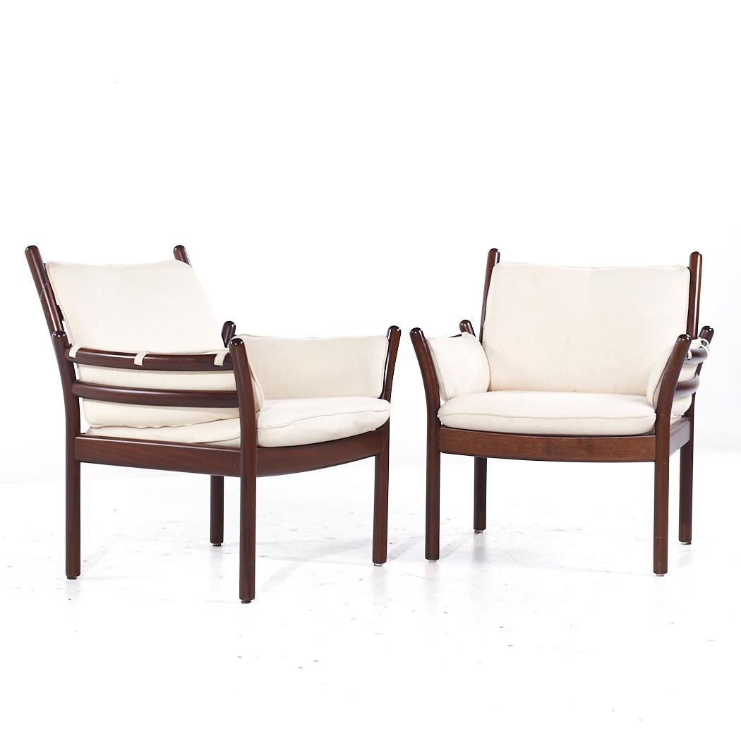 Illum Wikkelsø para CFC Silkeborg Sillas de salón Genius de palisandro danés de mediados de siglo - Pareja

Cada tumbona mide 29 de ancho x 29 de fondo x 32 de alto, con una altura del asiento de 17 y una altura de los brazos/holgura de la silla de
