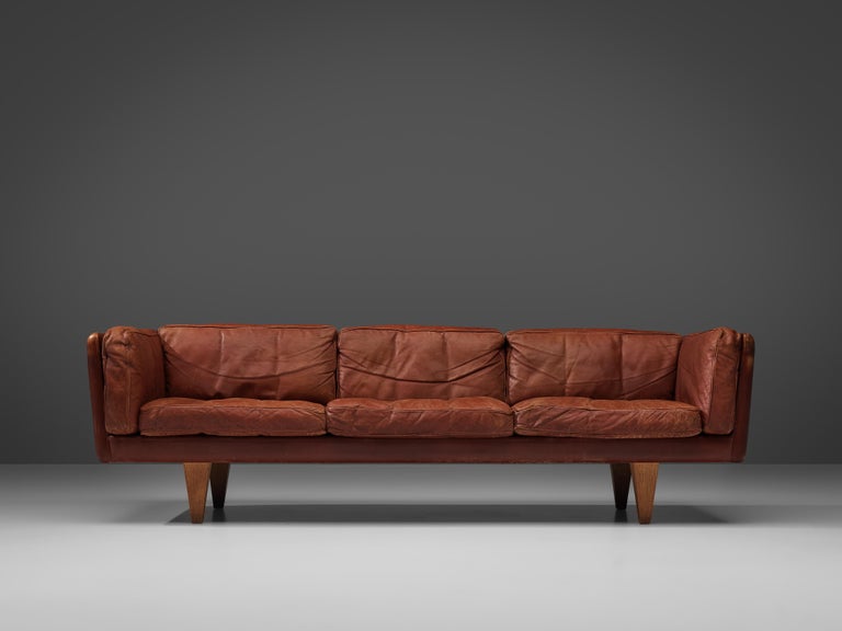 Illum Wikkelsø for Holger Christiansen, sofa model 'V11', leather, wood, Denmark, 1960s

Illum Wikkelsø's three-seat sofa 'V11