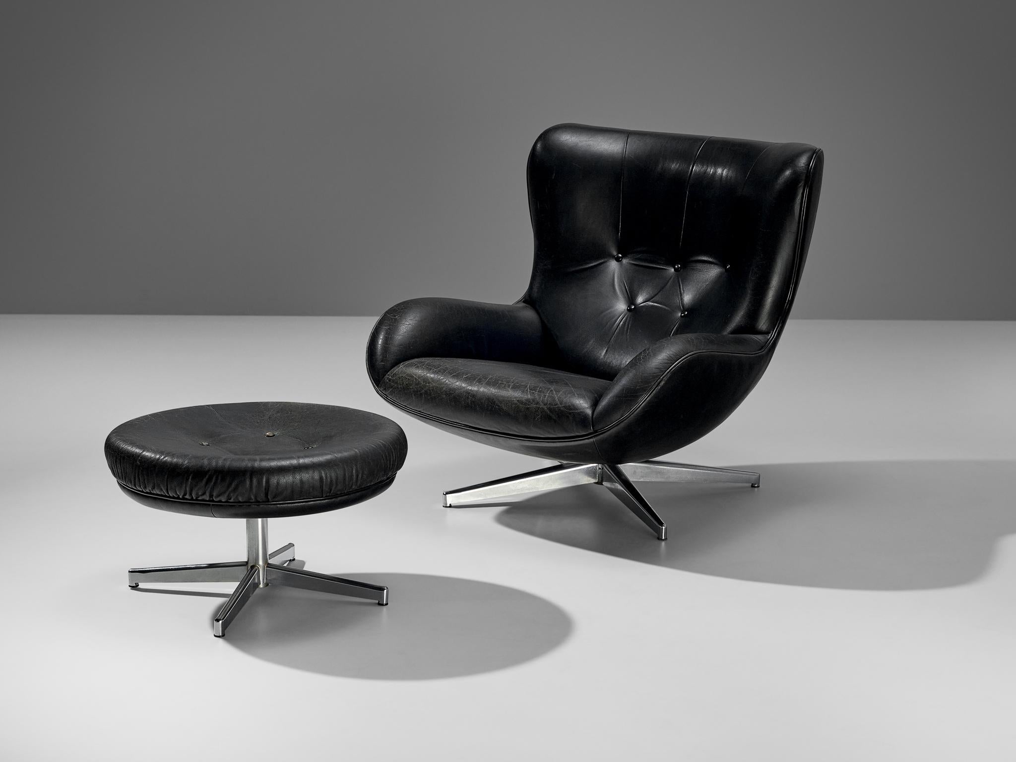 Illum Wikkelsø for A. Mikael Laursen, swivel lounge chair with ottoman model ML214, black leather, metal, Denmark, 1960s

Organic shaped easy chair in patinated black leather by Danish designer Illum Wikkelsø. This swivel chair shows some nice