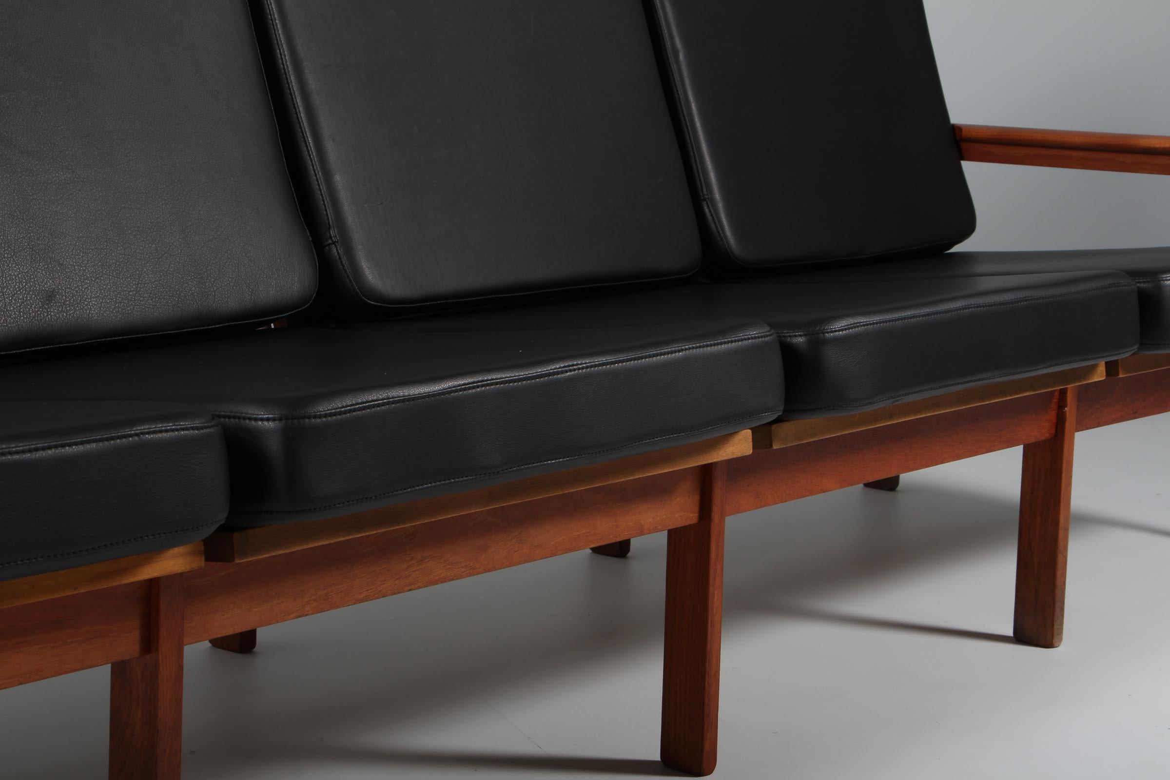 Illum Wikkelsø for N. Eilersen Three Seat Sofa, Model Capella, in Solid Teak In Excellent Condition In Esbjerg, DK
