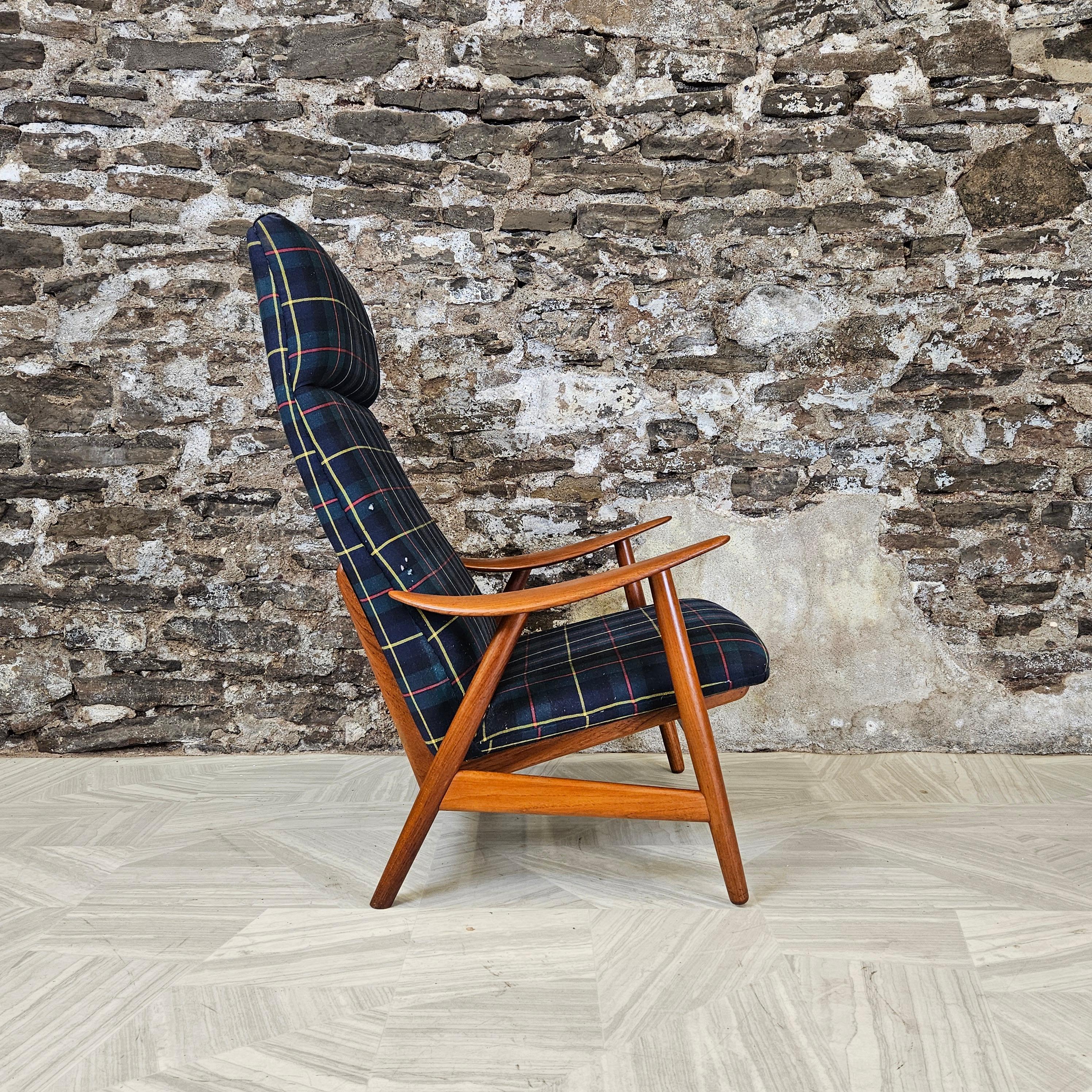 Model 10H Danish teak lounge chair by Illum Wikkelsø for Søren Willadsen.

Frame in excellent condition but the chair should be reupholstered as upholstery has wear and holes in spots.
