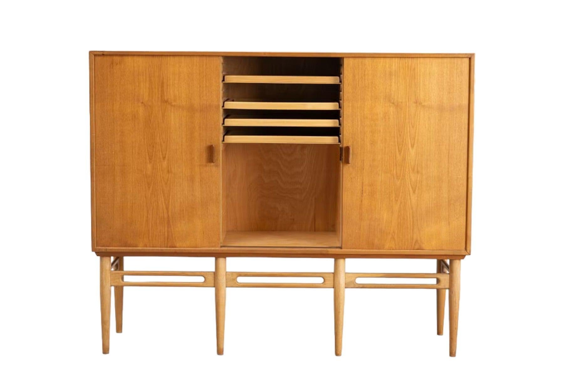 Origine: Danimarca
Designer: Illum Wikkelsø
Produttore: Søren Willadsen Möbelfabrik
Epoca: anni '50
Materiali: Teak, Oak
Misure: 63
