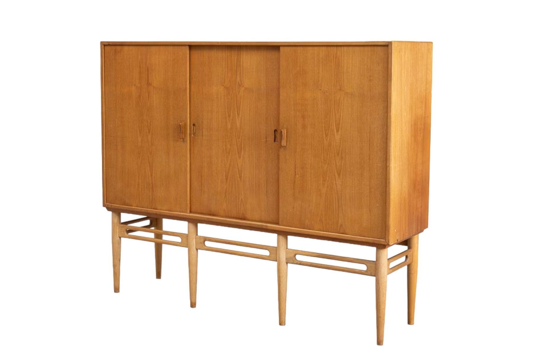 Mid-Century moderno Credenza alta Illum Wikkelsø in Teak + Oak in vendita