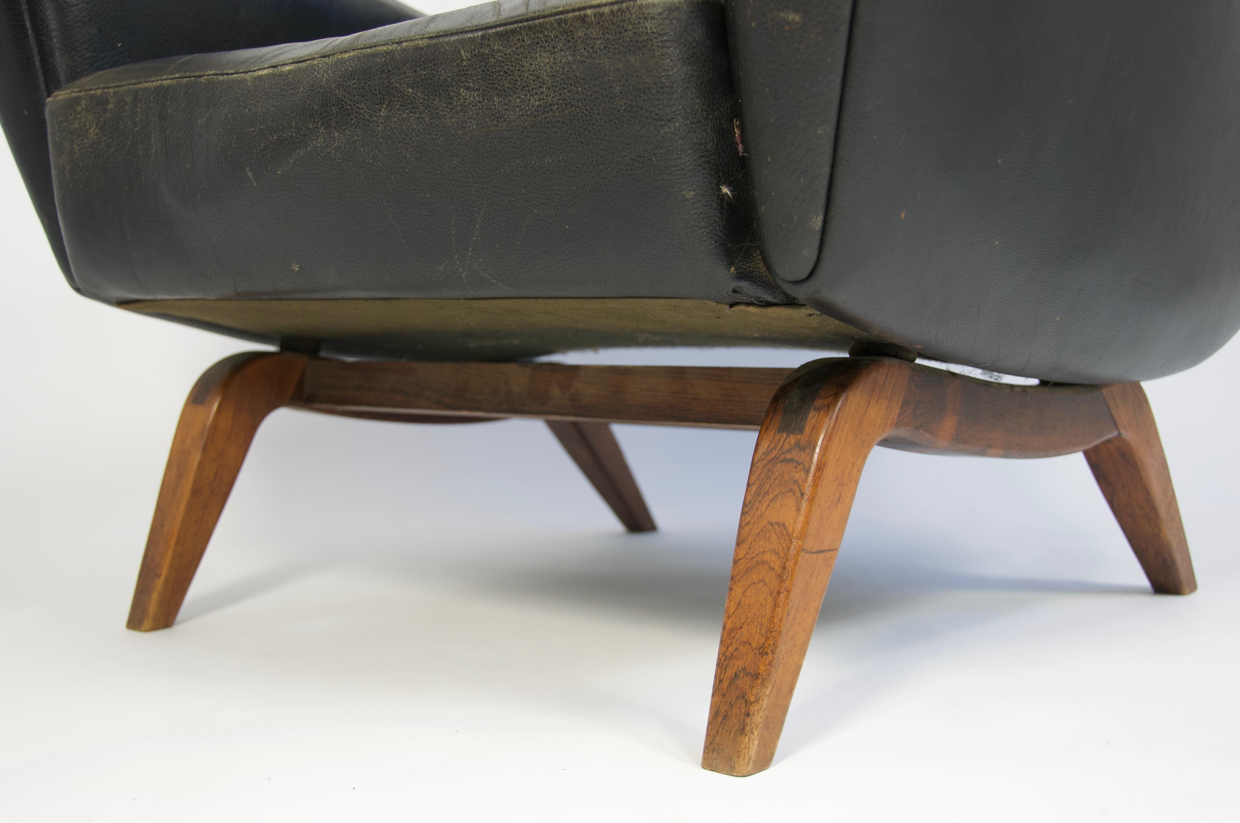 20th Century Illum Wikkelsø Leather and Rosewood Lounge Chair For Sale