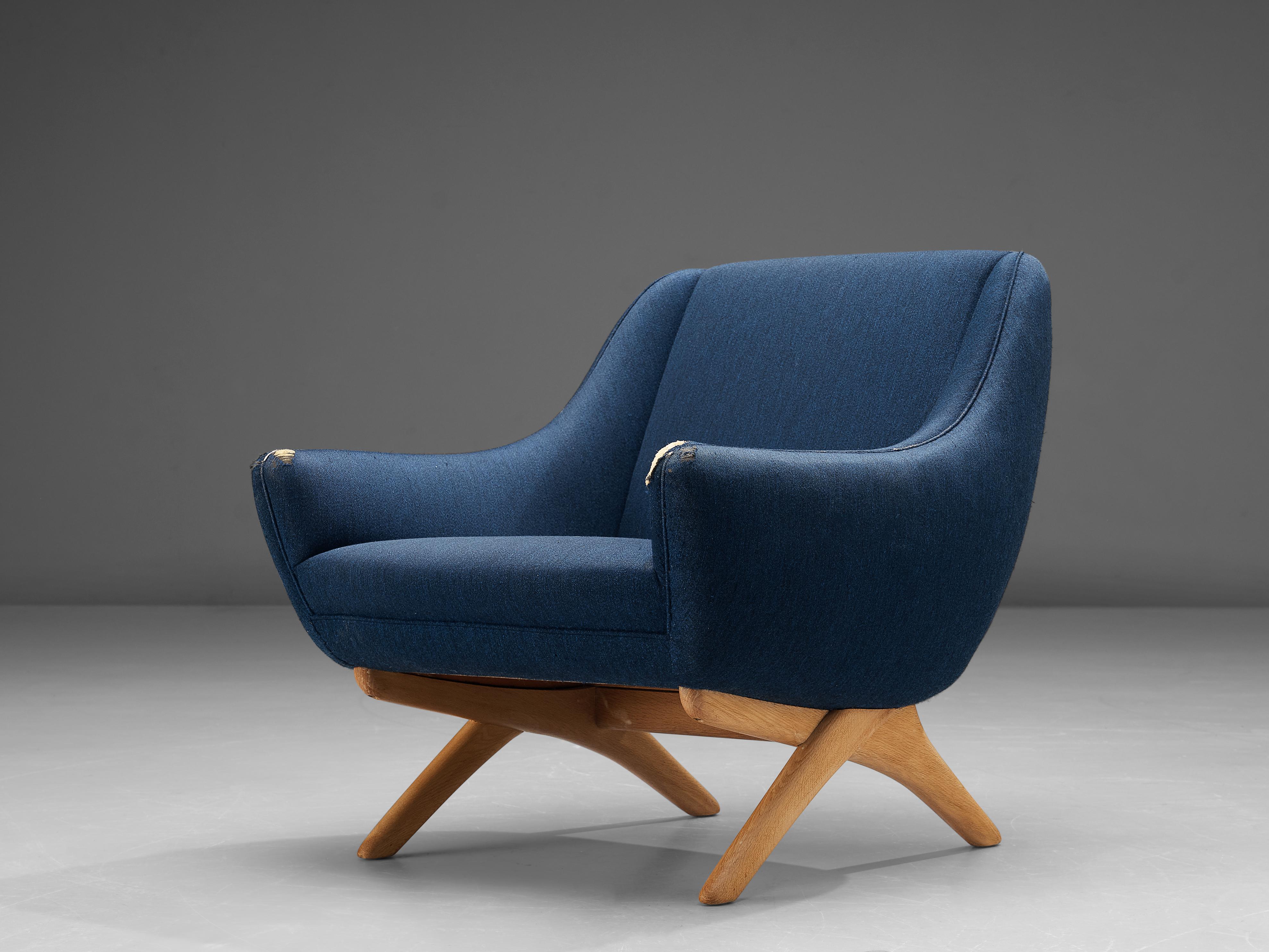 Illum Wikkelsø, lounge chair, fabric, teak, Denmark, 1950s

Comfortable lounge chair by Danish designer Illum Wikkelsø. The shape of the chair is characterized by the high backrest that floats over into the low, pointy armrests. A dynamic base in