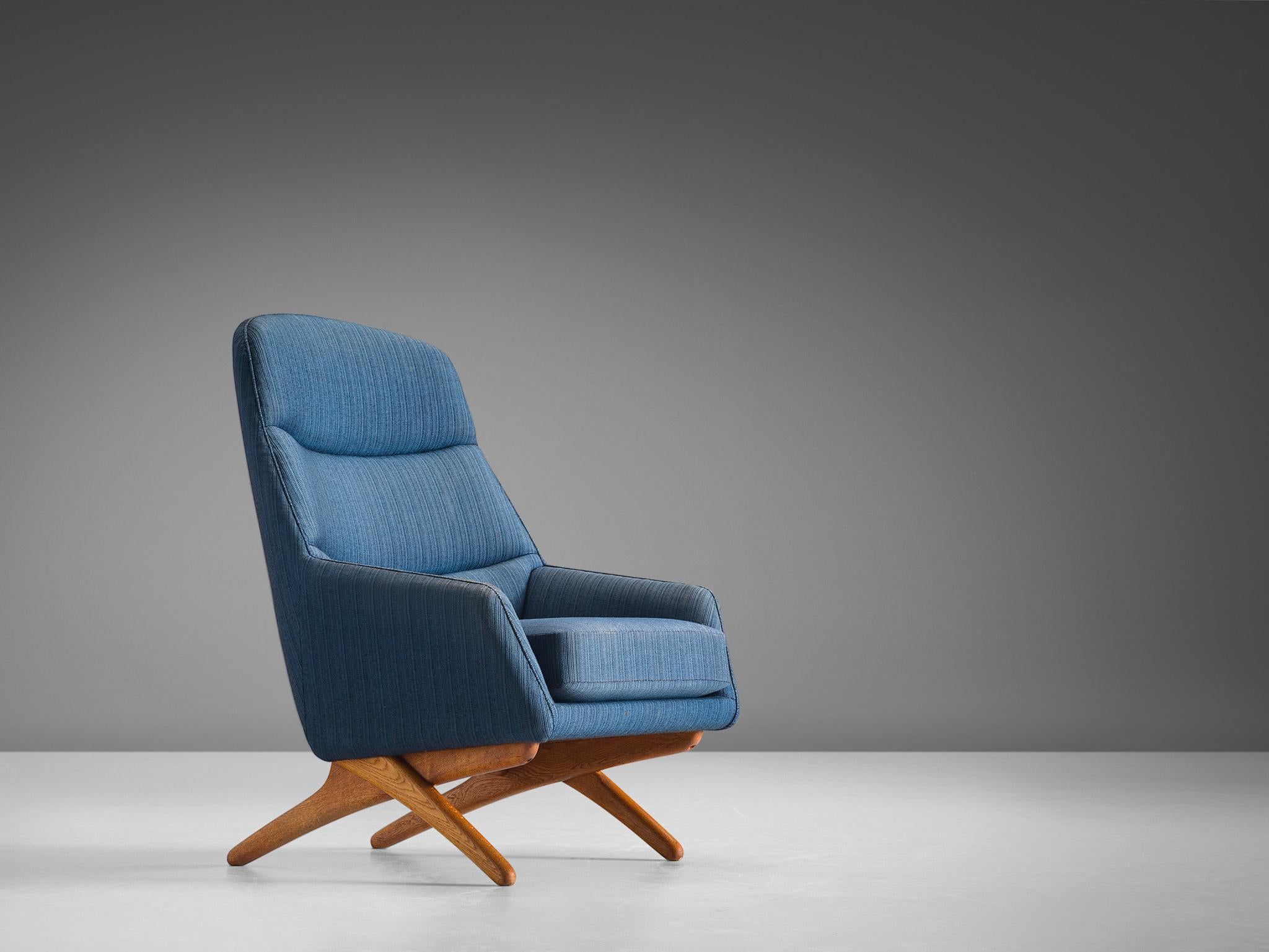 Illum Wikkelsø, blue fabric and oak lounge chair, Denmark, 1960s.

This lounge chair was designed by Illum Wikkelsø and manufactured by Mikael Laursen in Denmark in the 1960s. This lounge set is comfortable and shows playful details. The chair bends