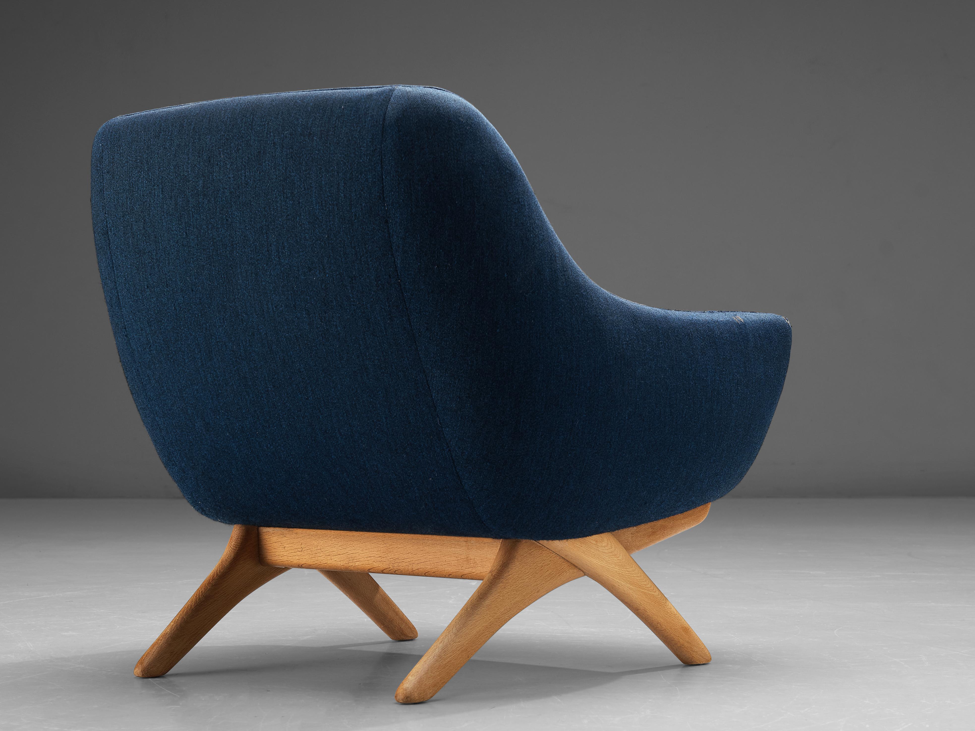 Illum Wikkelsø Lounge Chair in Blue Upholstery In Good Condition For Sale In Waalwijk, NL