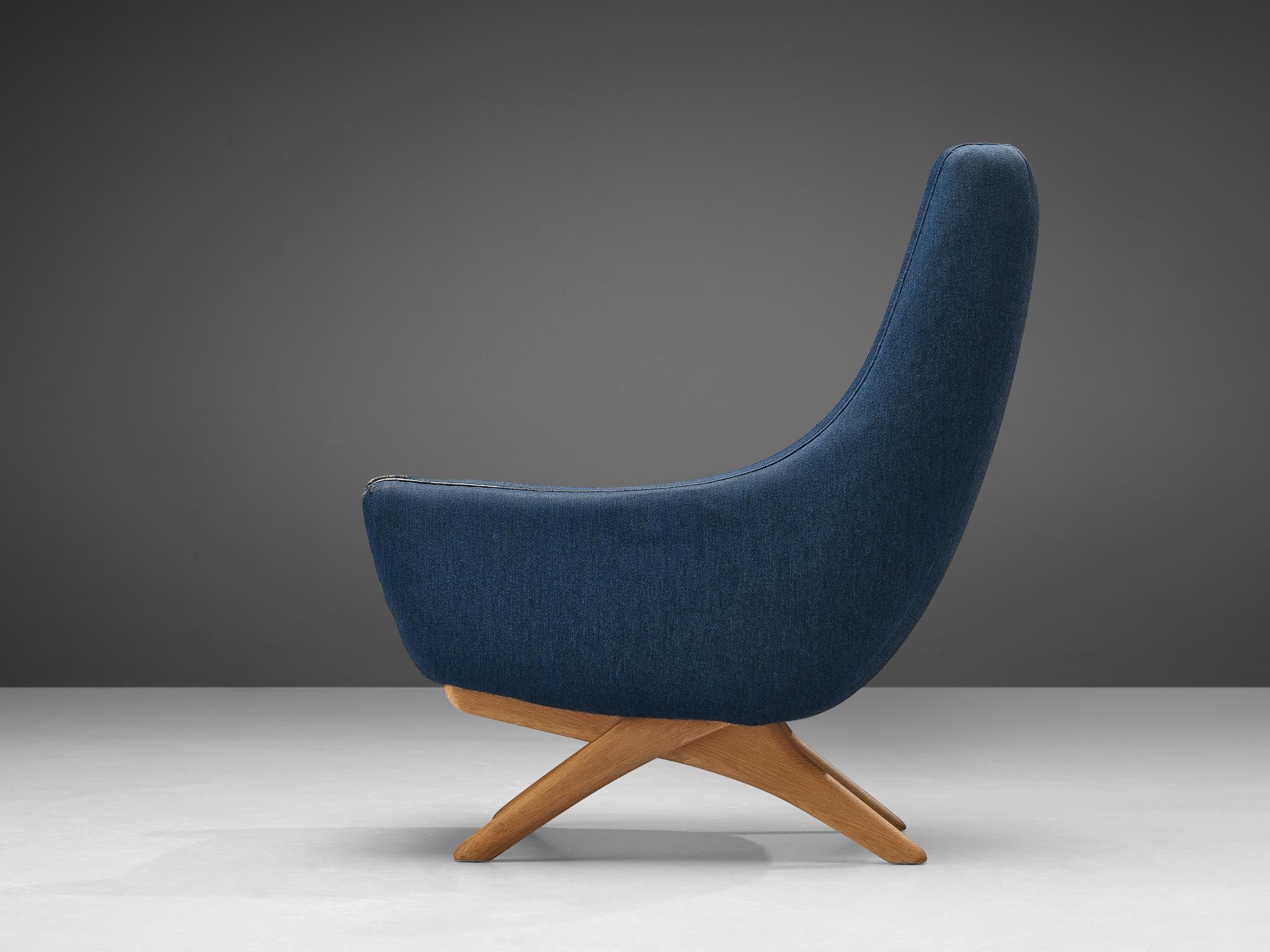 Illum Wikkelsø Lounge Chair in Blue Upholstery and Oak  In Good Condition For Sale In Waalwijk, NL