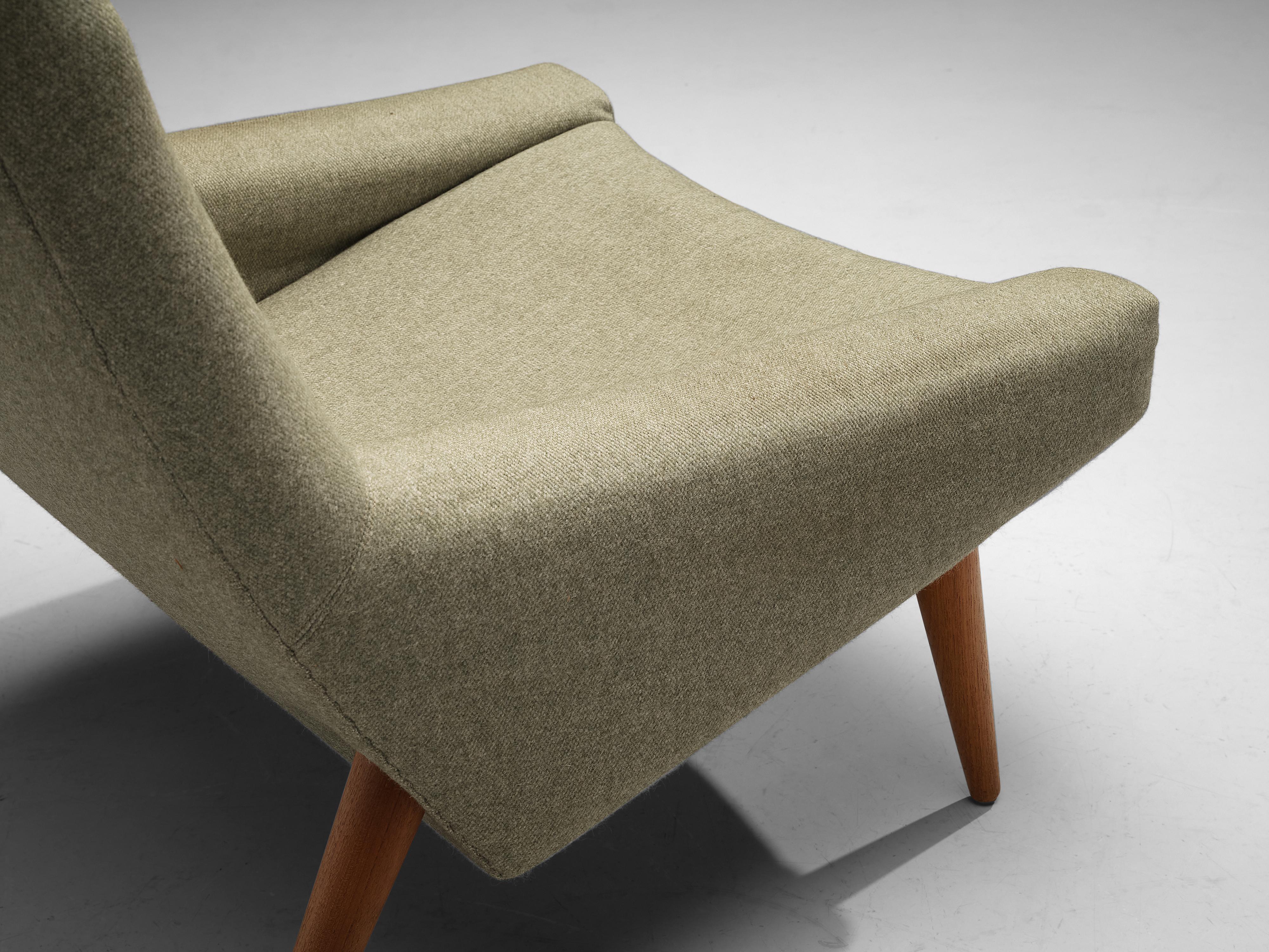 Illum Wikkelsø Lounge Chair in Green Upholstery In Good Condition For Sale In Waalwijk, NL