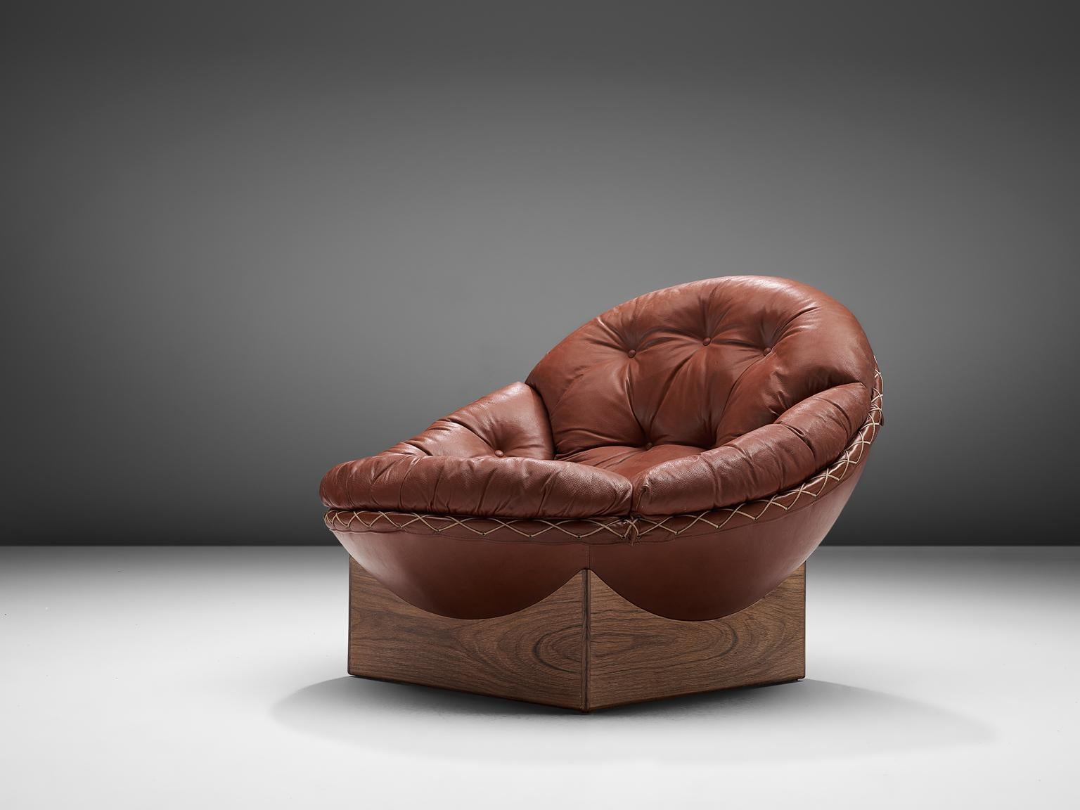 Illum Wikkelsø for Ryesberg Møbler, lounge chai, red leather, rosewood, Denmark, 1960s. 

This is a rare bowl chair by Illum Wikkelsø for Ryesberg Møbler. The chair is still covered in their original leather, which is in exceptionally good