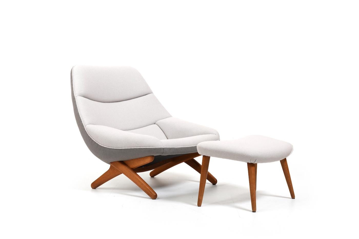 Illum Wikkelsø for A. Mikael Laursen, Danish organic shaped lounge chair with ottoman. Model ML91. Legs / base in solid oak wood. New upholstered with grey Kvadrat Hallingdal by AP Polstring Aalborg Denmark. Produced, 1950s.