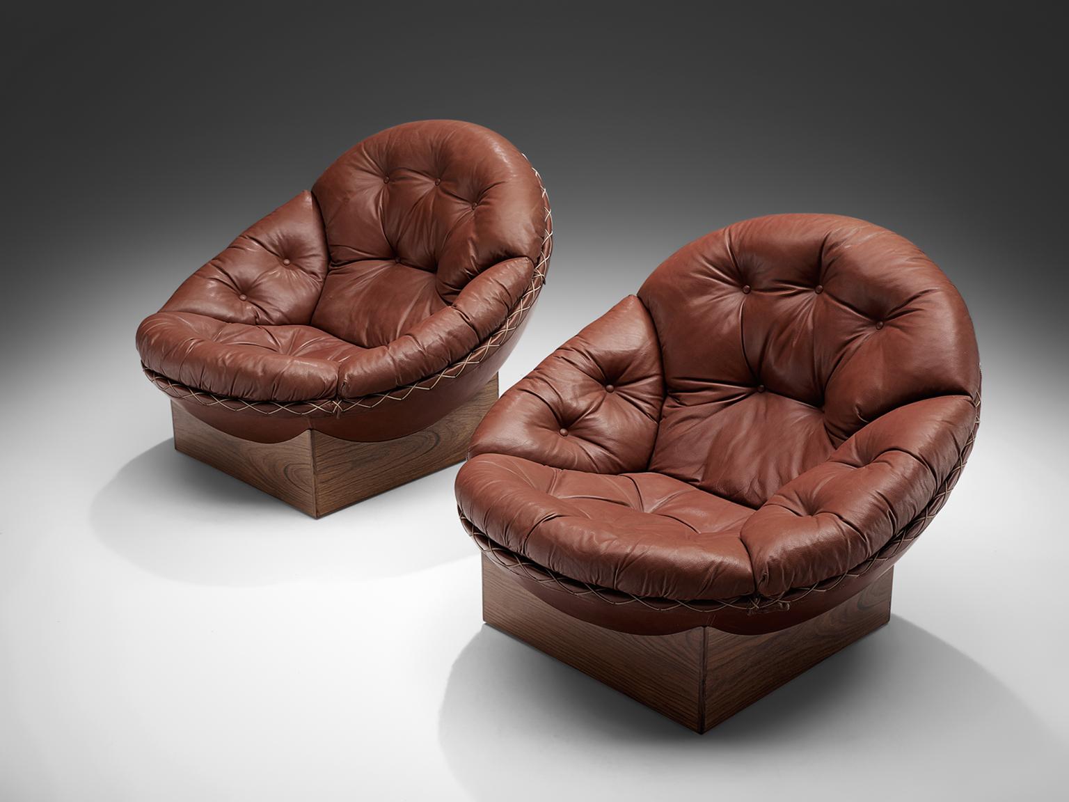 Illum Wikkelsø for Ryesberg Møbler, large set of lounge chairs, red leather, rosewood, Denmark, 1960s. 

This is a rare set of bowl chairs by Illum Wikkelsø for Ryesberg Møbler. The chairs are still covered in their original leather, which is in