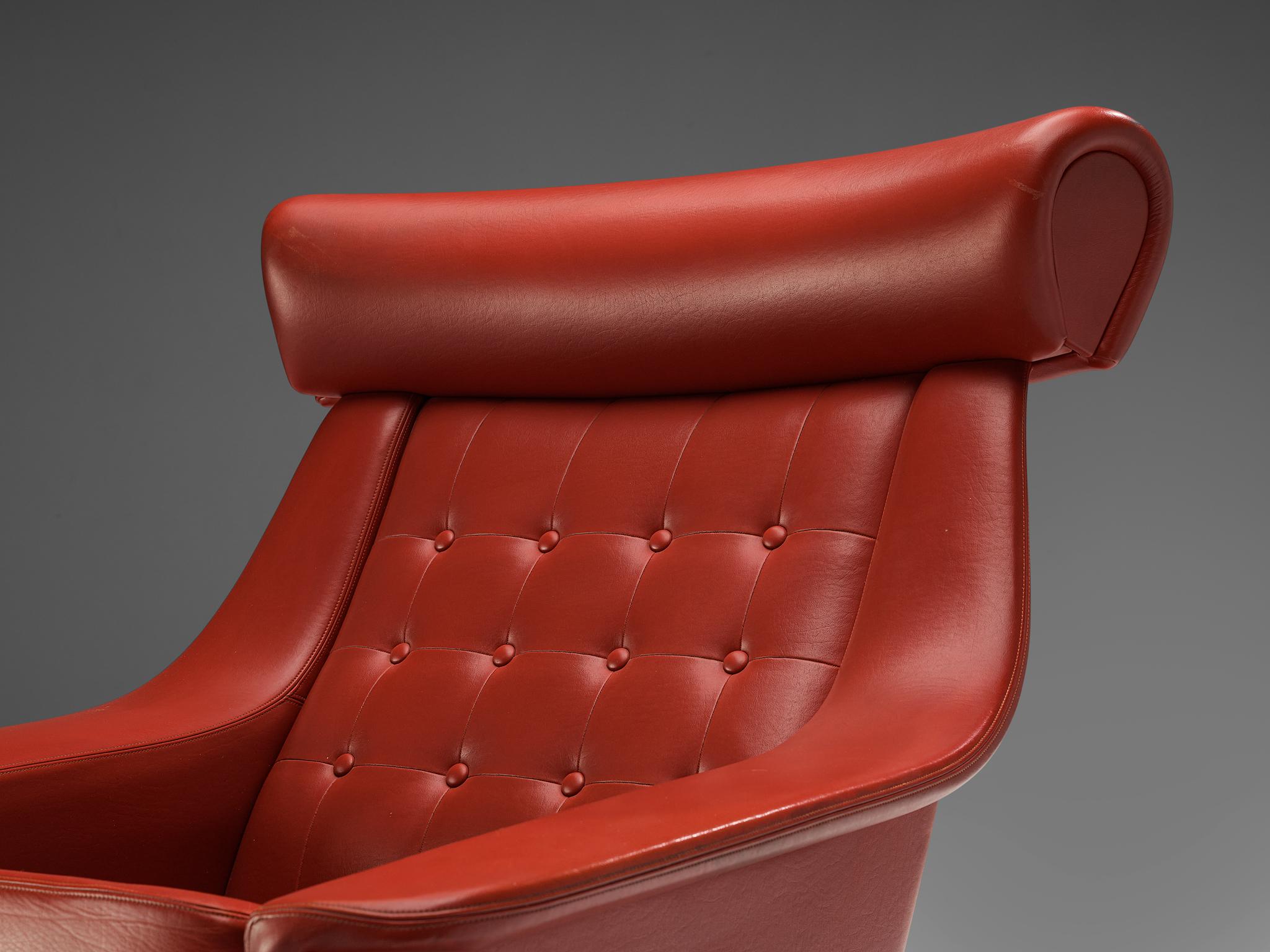 Illum Wikkelsø Lounge Chair in Red Upholstery and Mahogany  In Good Condition For Sale In Waalwijk, NL