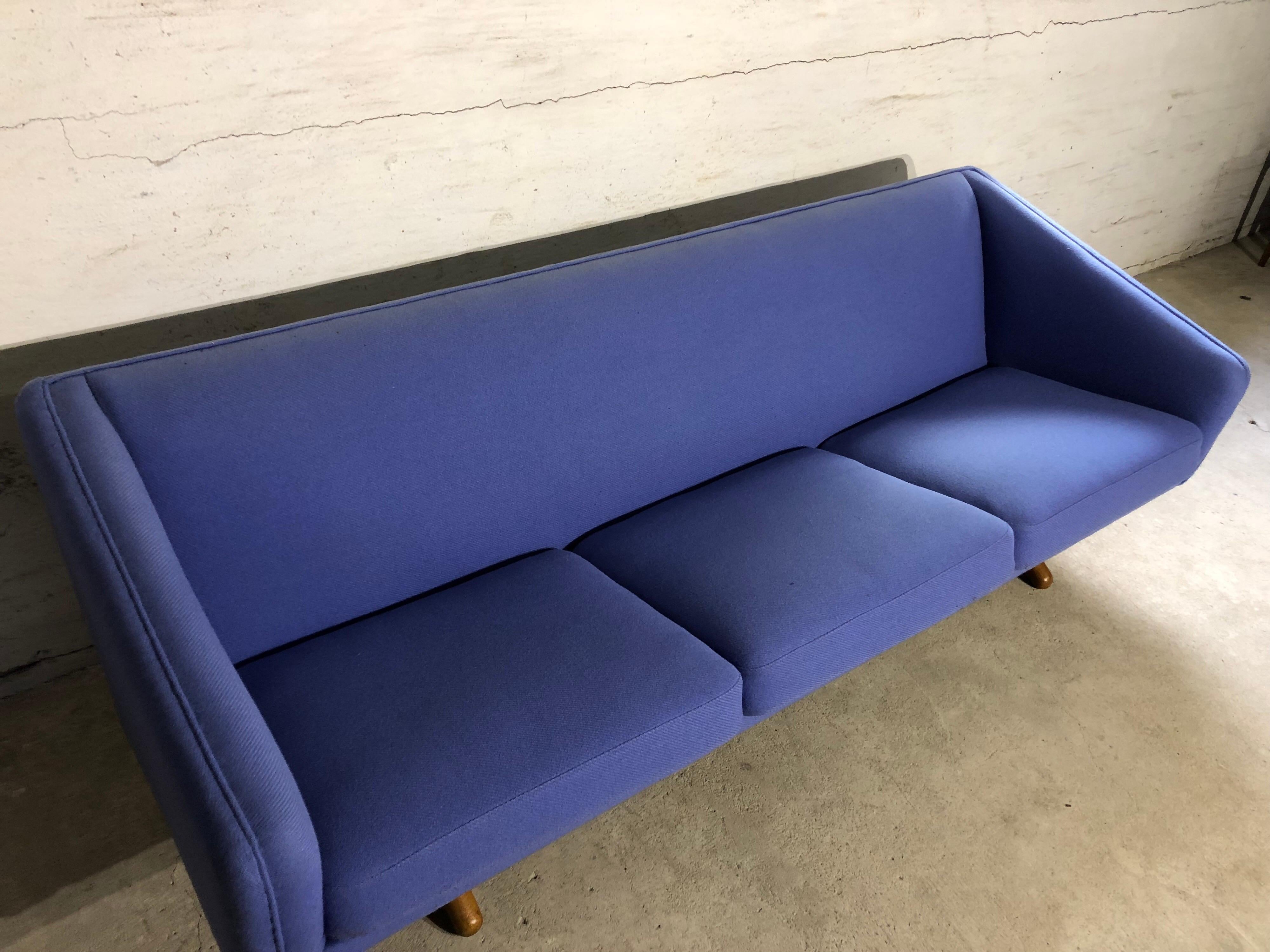 Illum Wikkelsø ML-90 sofa, by A. Mikael Laursen in the 1960s, upholstery in blue fabric. Wooden frame in oak.