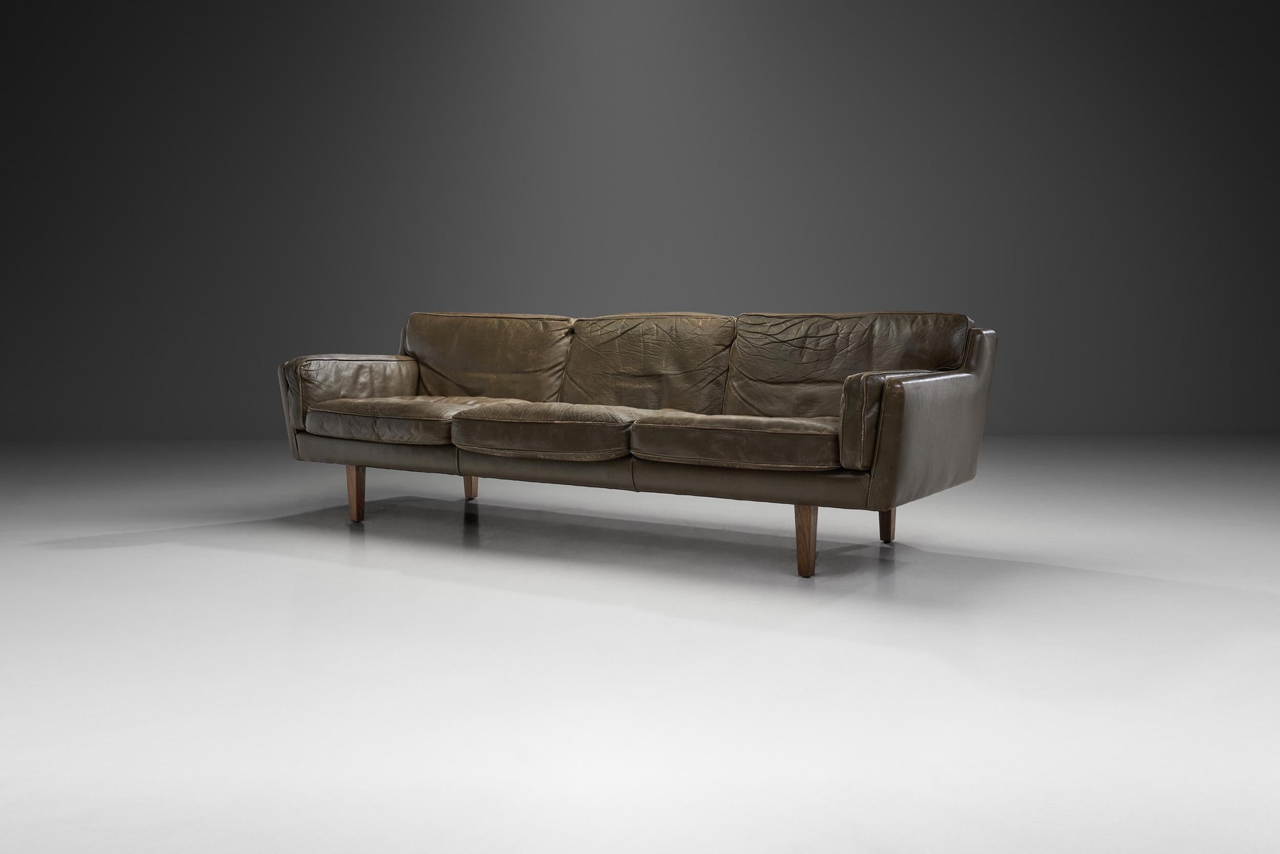 This freestanding sofa, better known as “Model V11” is considered among the masterpiece designs of Illum Wikkelsø. The Danish designer created the “V11” series in 1965 whilst working with master cabinetmaker Holger Christiansen in