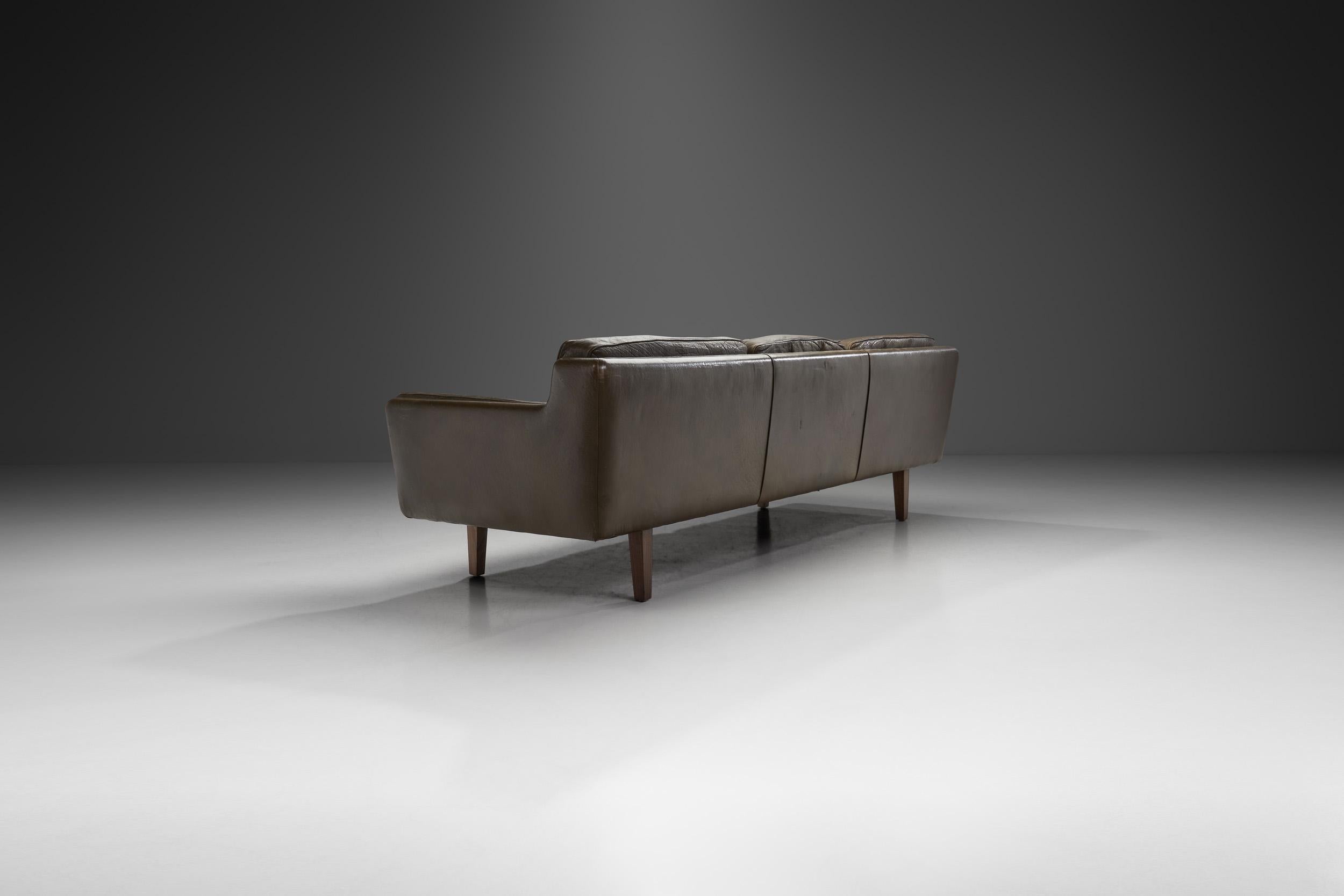 Mid-Century Modern Illum Wikkelsø Model V11 Leather Sofa for Holger Christiansen, Denmark, 1960s For Sale