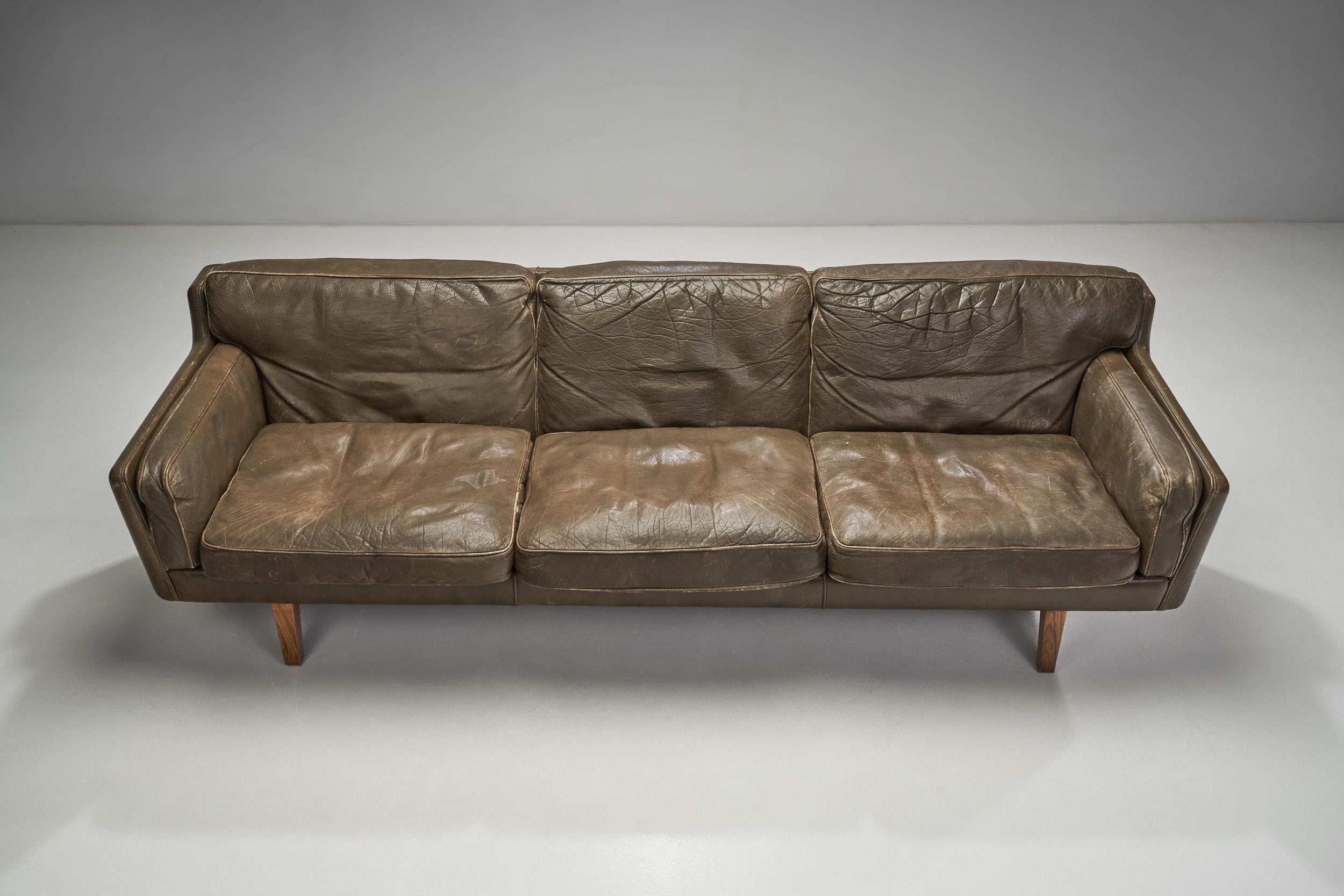 Illum Wikkelsø Model V11 Leather Sofa for Holger Christiansen, Denmark, 1960s For Sale 1
