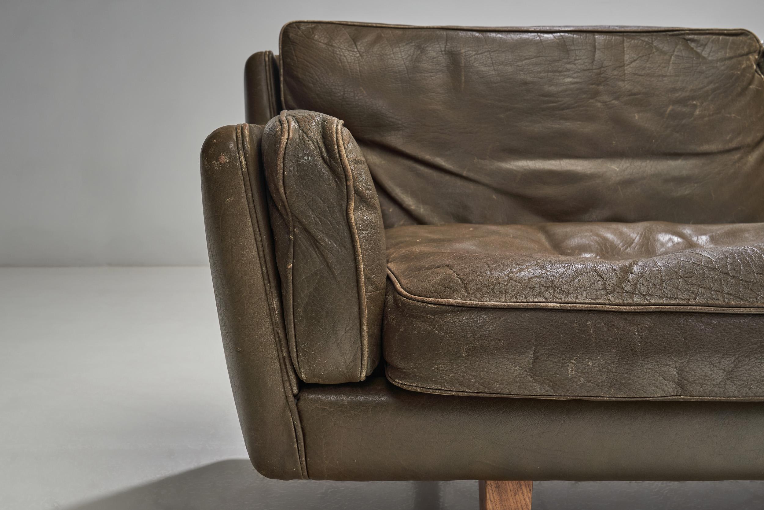 Illum Wikkelsø Model V11 Leather Sofa for Holger Christiansen, Denmark, 1960s For Sale 2