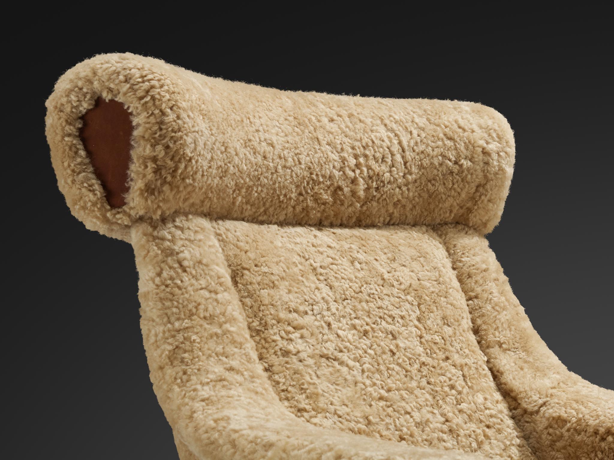 Illum Wikkelsø 'Ox' Easy Chair in Beige Sheepskin and Teak In Good Condition In Waalwijk, NL