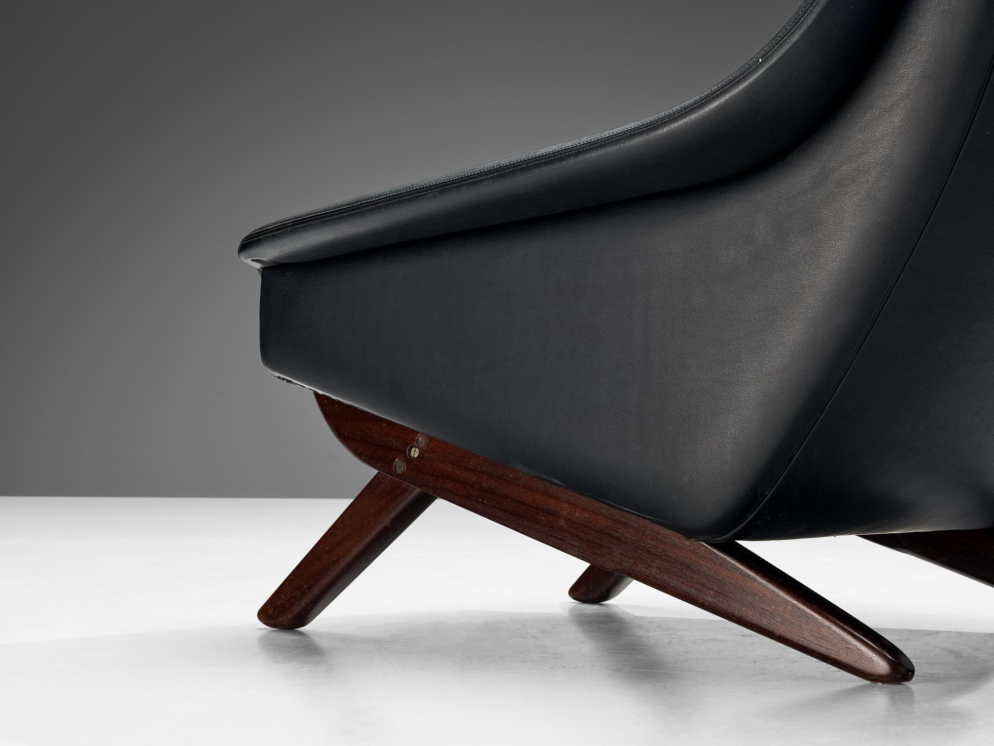 Illum Wikkelsø 'Ox' Lounge Chair in Black Leatherette  In Good Condition For Sale In Waalwijk, NL