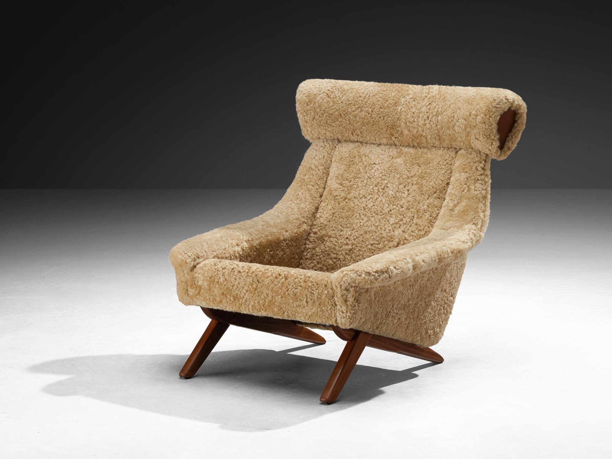 Illum Wikkelsø, Sessel 'Ox', Schafsfell, Teakholz, Dänemark 1960er Jahre

Der Ox Chair