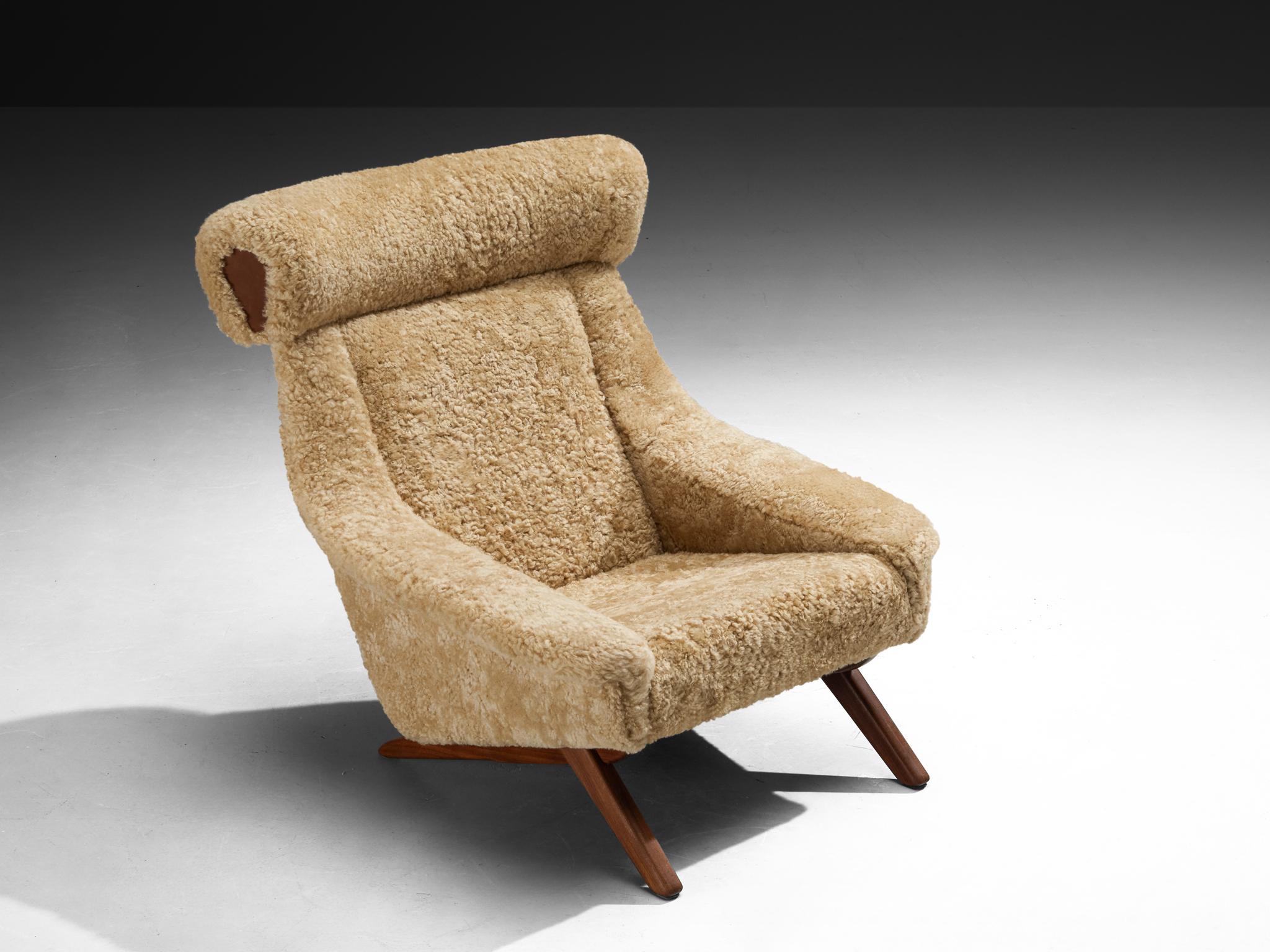 Illum Wikkelsø 'Ox' Lounge Chair in Sheepskin Danés en venta