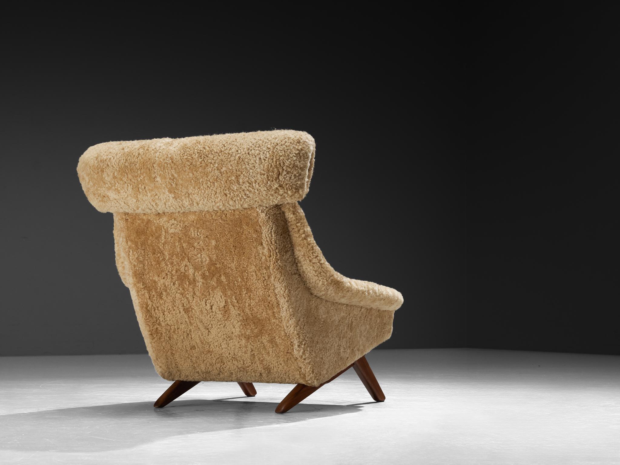 Illum Wikkelsø 'Ox' Lounge Chair in Sheepskin en Bueno estado para la venta en Waalwijk, NL