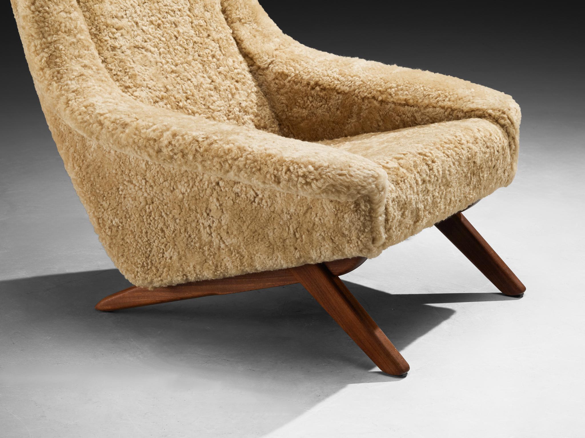 Illum Wikkelsø 'Ox' Lounge Chair in Sheepskin mediados del siglo XX en venta