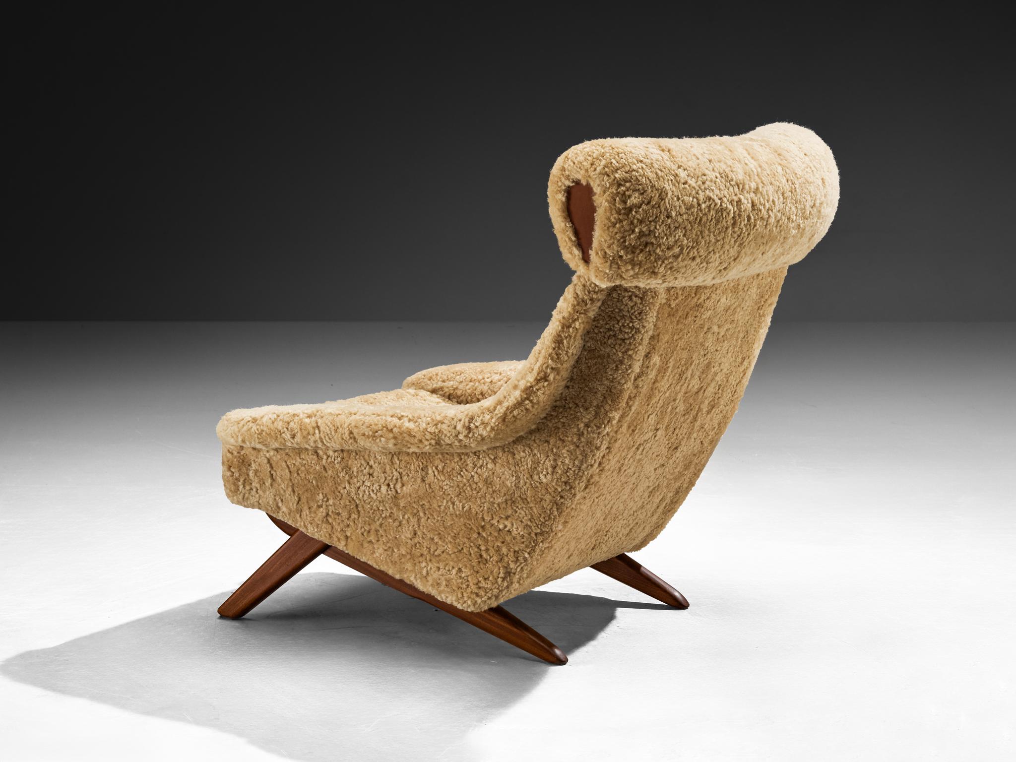 Illum Wikkelsø 'Ox' Loungesessel aus Schafsleder (Kunstleder) im Angebot