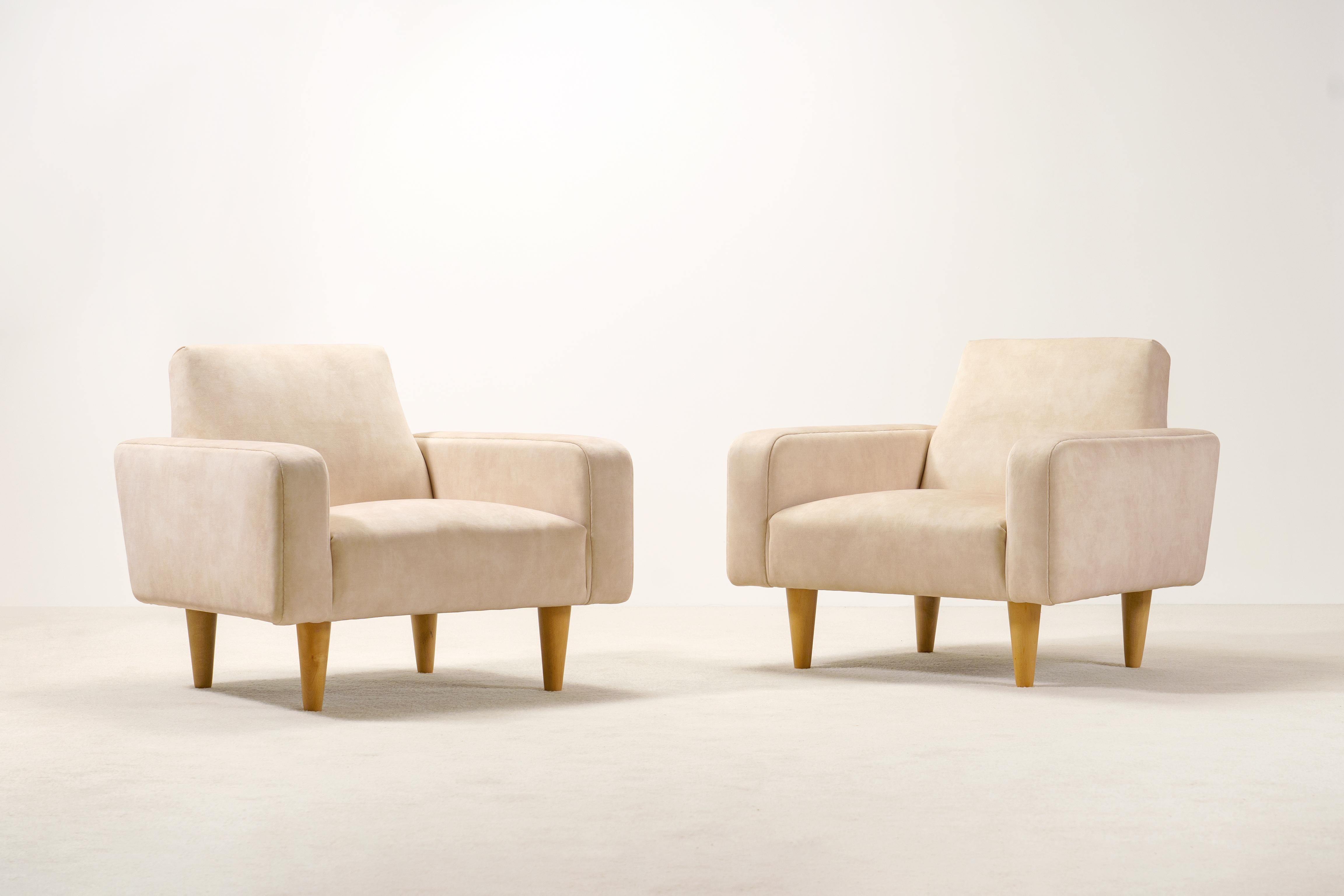 Elegant Pair of Danish armchairs model N°450 designed by Illum Wikkelsø in 1958 and produced by Aarhus Polstrermøbelfabrik, Denmark.

Excellent condition.

Original pieces from the 1950s newly re-upholstered in the traditional way by the best