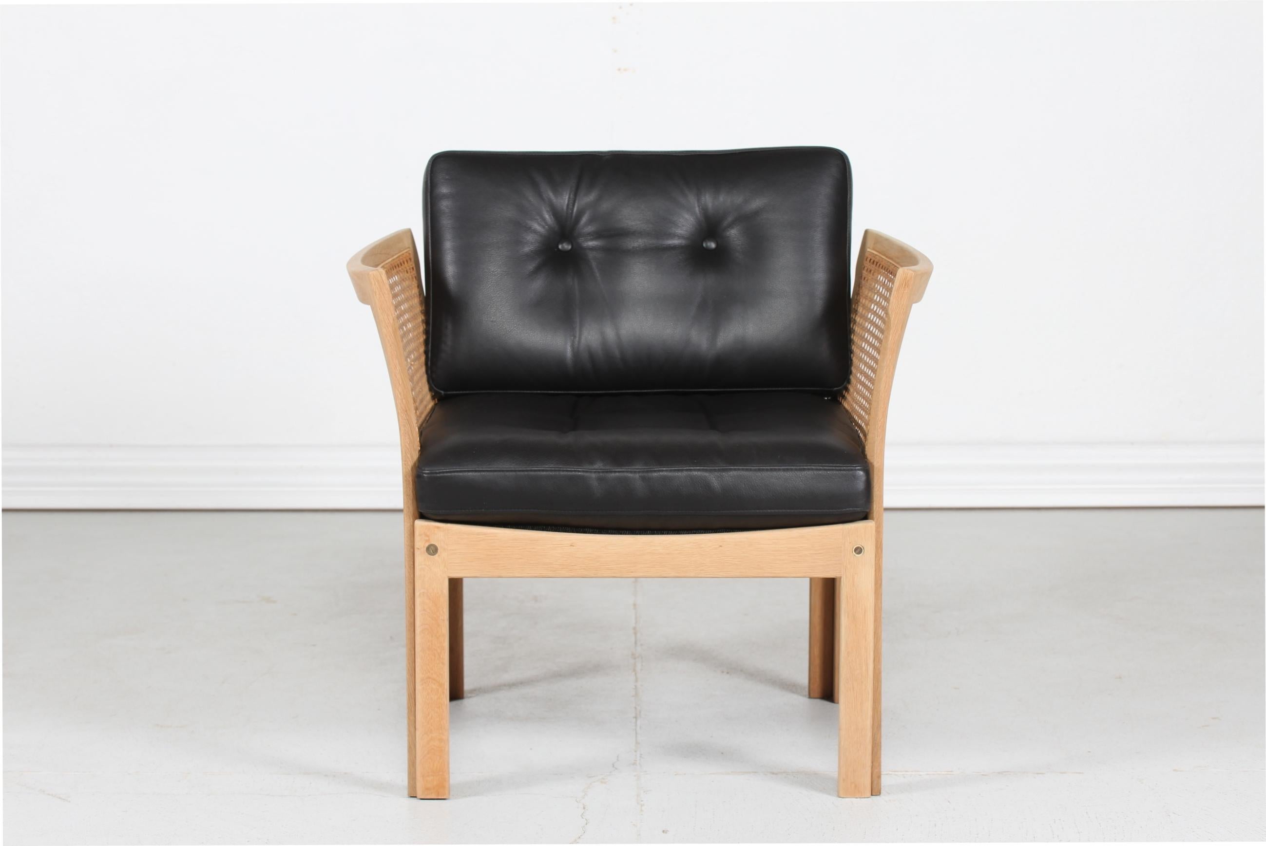 Illum Wikkelsø Plexus Chair of Oak with New Black Leather Upholstery, Denmark 2