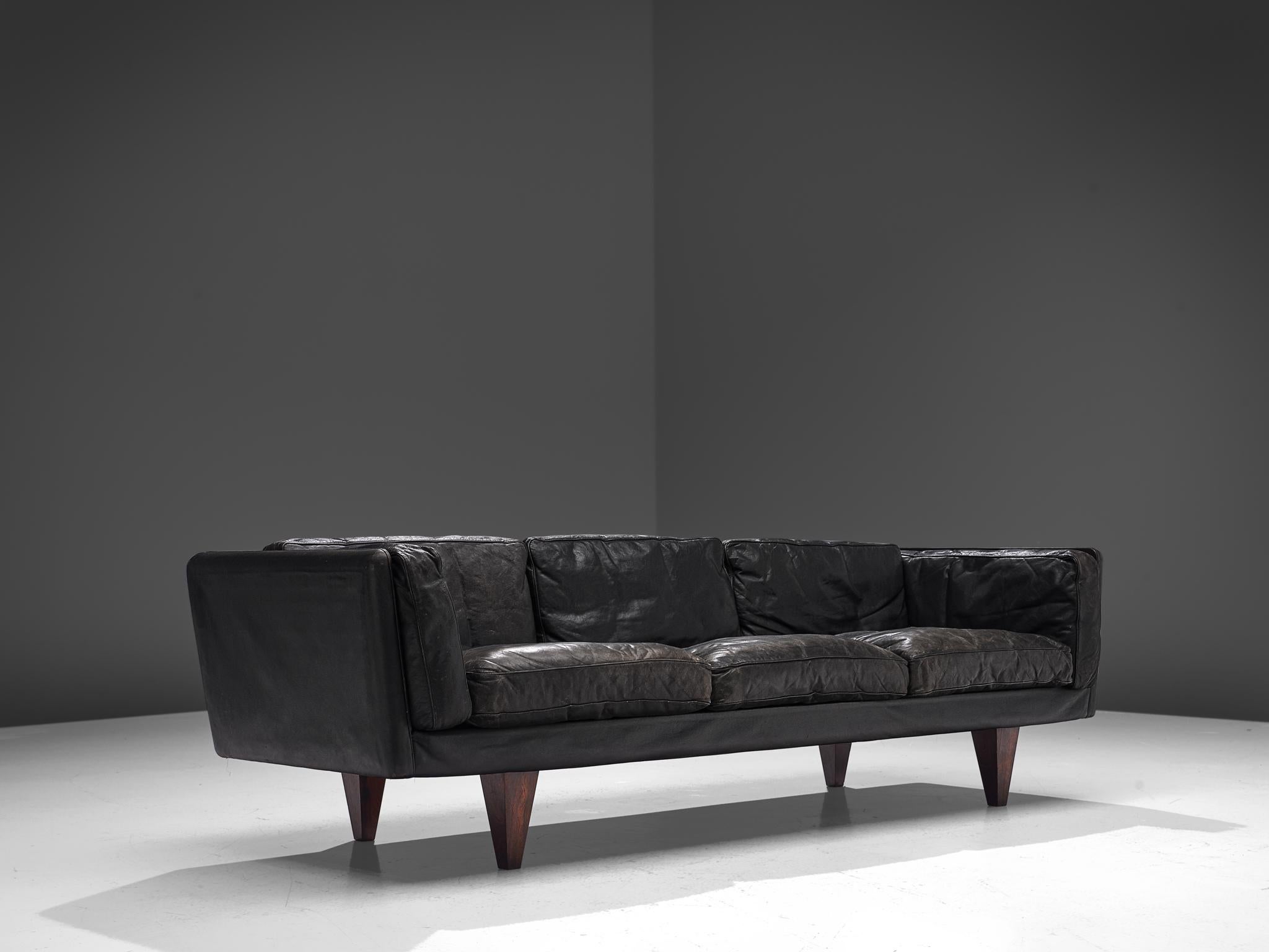 Illum Wikkelsø, sofa model 'V11' in leather and rosewood, Denmark, 1960s.

Stunningly three-seat sofa, designed by Danish designer Illum Wikkelsø. Highly comfortable and beautiful designed sofa with original leather upholstery. The deep black high