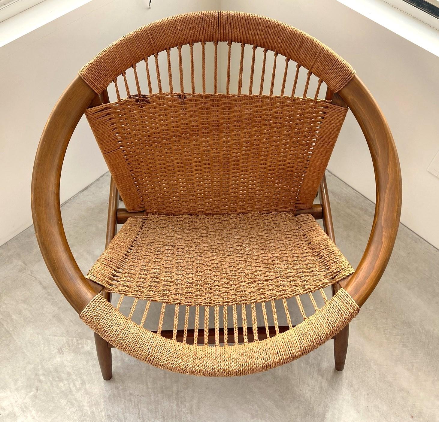 Chaise longue Ringstol de Illum Wikkelsø, assise en tissu cordé. Tout est d'origine et n'a pas été touché. Quelques petites marques sur le cordon. Superbe fauteuil d'appoint pour votre décoration intérieure. 
Dimensions Hauteur : 68,58 cm (27 po)