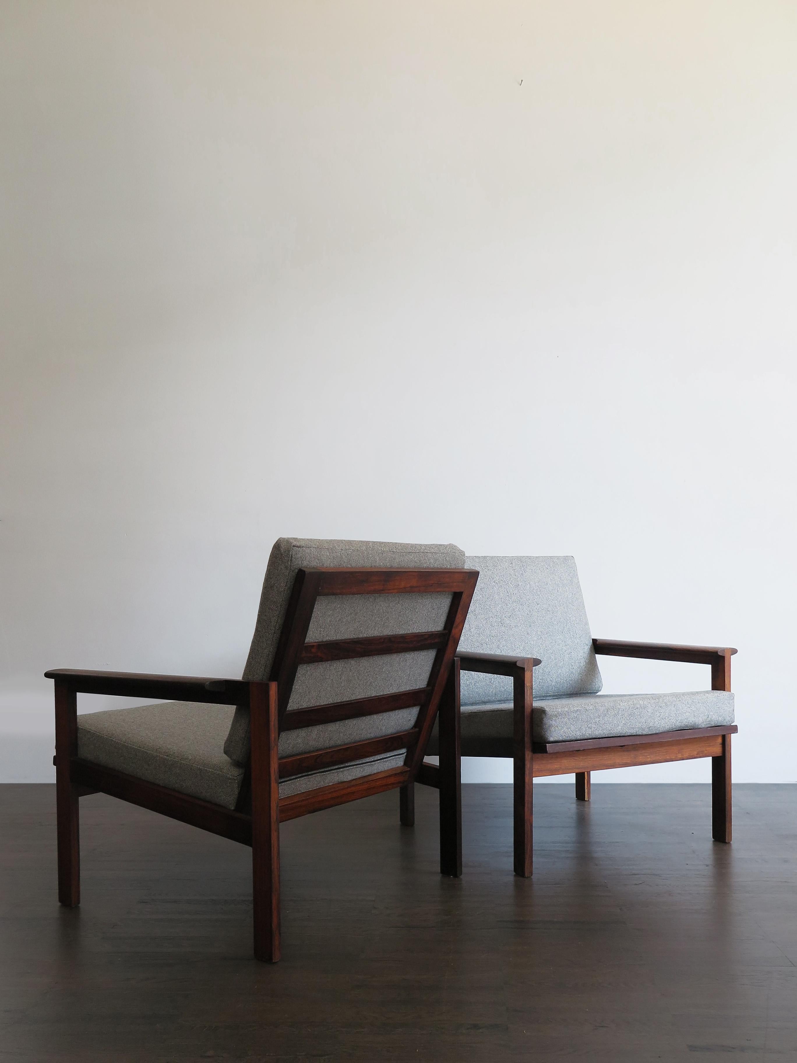 Couple de fauteuils originaux de design scandinave midcentury modern modèle Capella conçu par Illum Wikkelsø et produit par Niels Eilersen avec structure en bois massif foncé et nouveaux coussins rembourrés gris, Danemark années 1960.

Veuillez