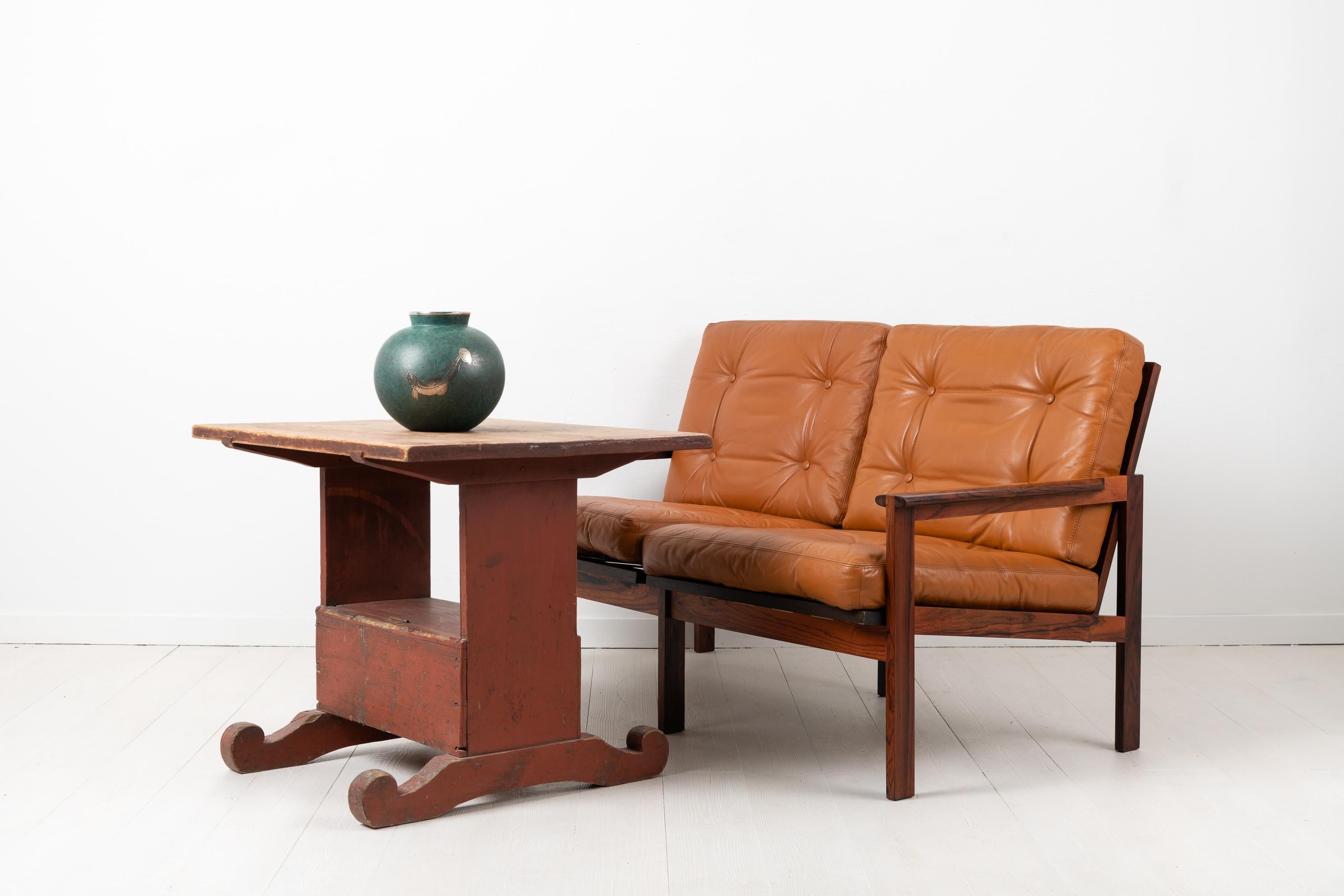 The Modern Scandinavian Capella Sofa von Illum Wikkelsø für N.Eilersen. Das Sofa stammt aus der zweiten Hälfte des 20. Jahrhunderts und passt gut zum modernen skandinavischen Stil mit einem klaren Design und viel Liebe zum Detail. Das Sofa ist ein