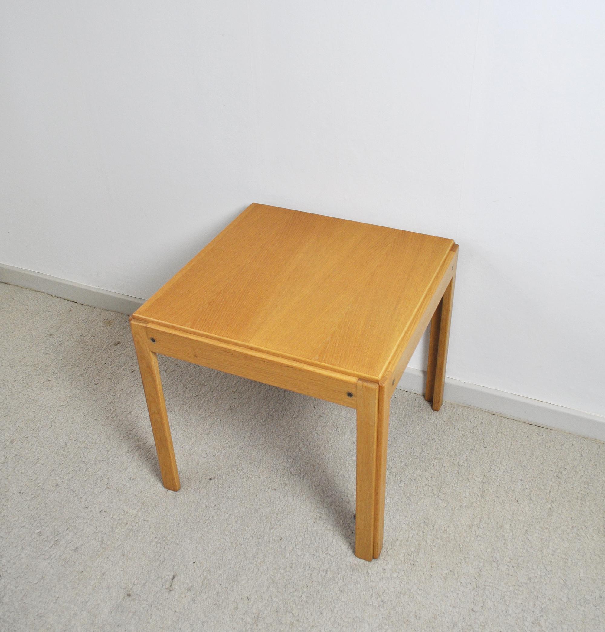 Side table in oak designed by Illum Wikkelsø for CFC Silkeborg, Denmark, 1960s.
This table comes from the Plexus range.
Good vintage condition with few signs of wear.

 