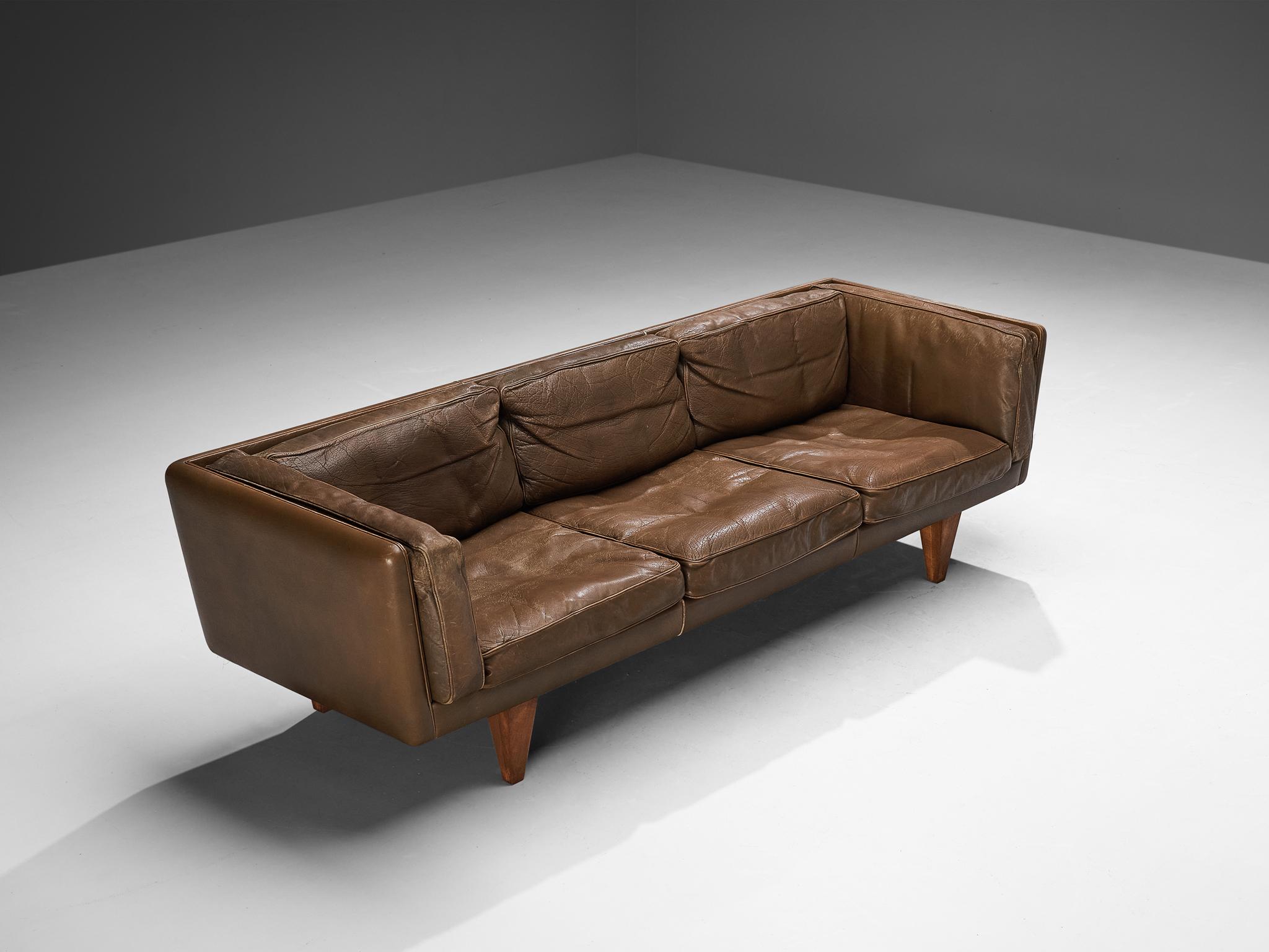Illum Wikkelsø, sofa, model 'V11', leather, oak, Denmark, 1960s

This modern sofa is designed by Illum Wikkelsø and is marked by a clear open layout and the use of neutral materials. Defined by simplicity, clarity and absence of ornamentation, this