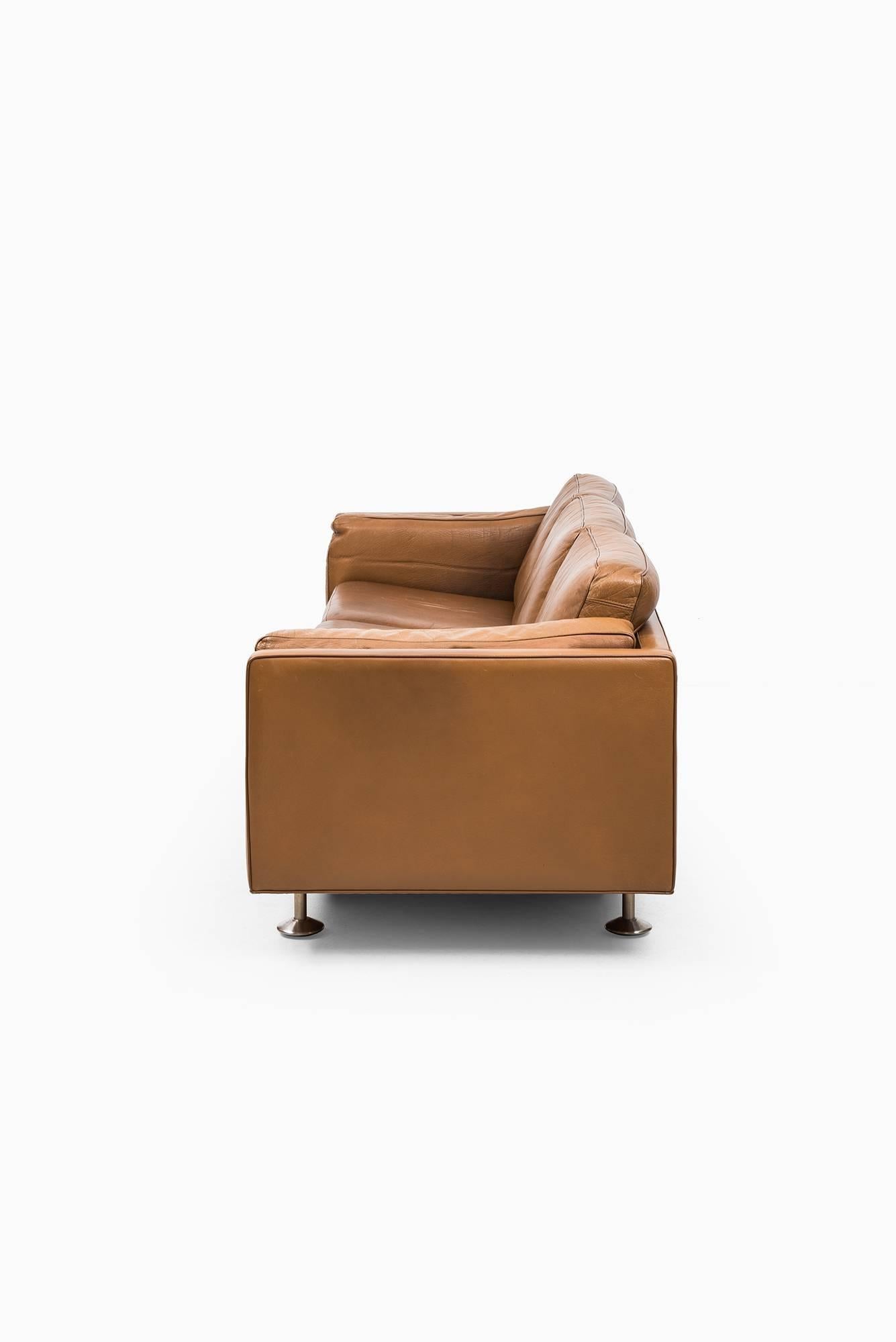 Illum Wikkelsø Sofa in Brown Leather Produced in Denmark In Excellent Condition In Limhamn, Skåne län