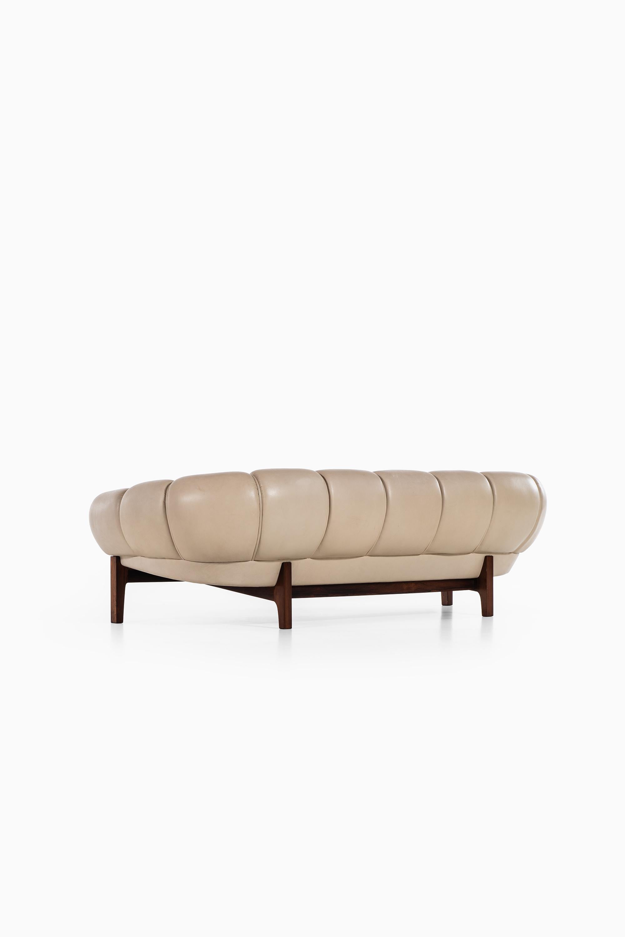 Illum Wikkelsø Sofa Model Croissant Produced by Holger Christiansen in Denmark For Sale 2