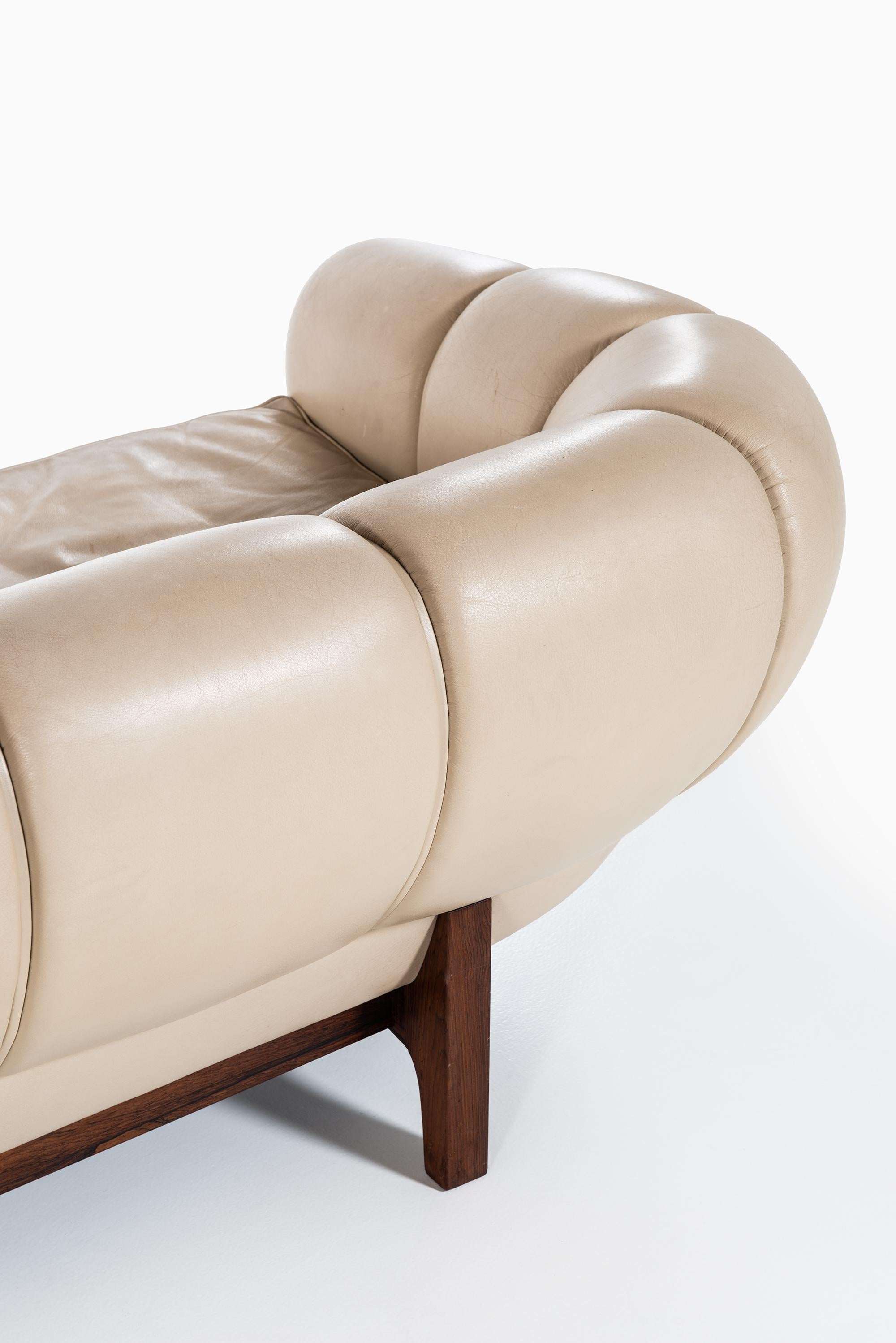 Illum Wikkels Sofa Modell Croissant Hergestellt von Holger Christiansen in Dänemark im Angebot 6