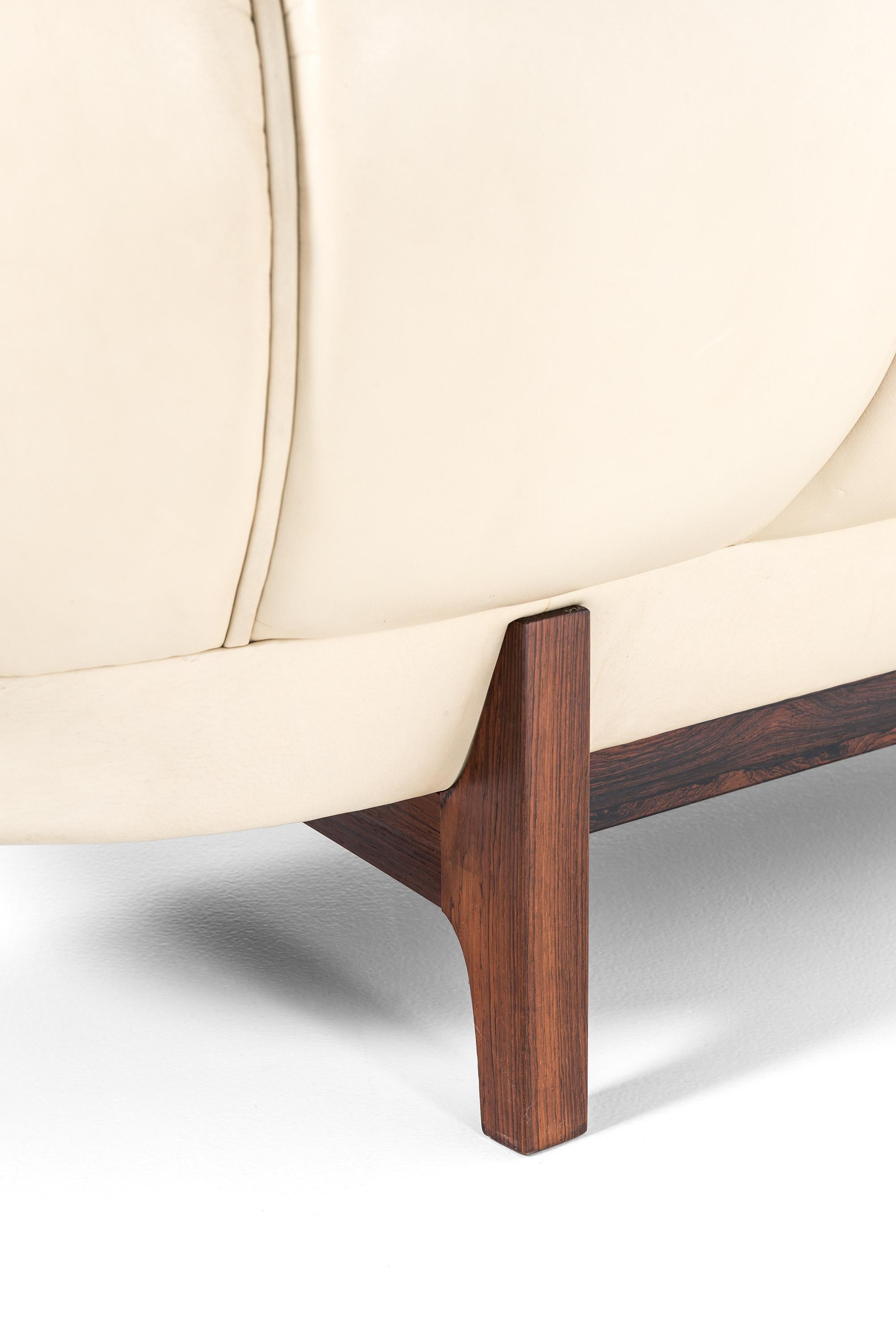 Cuir Modèle Croissant de canapé Illum Wikkels produit par Holger Christiansen au Danemark en vente