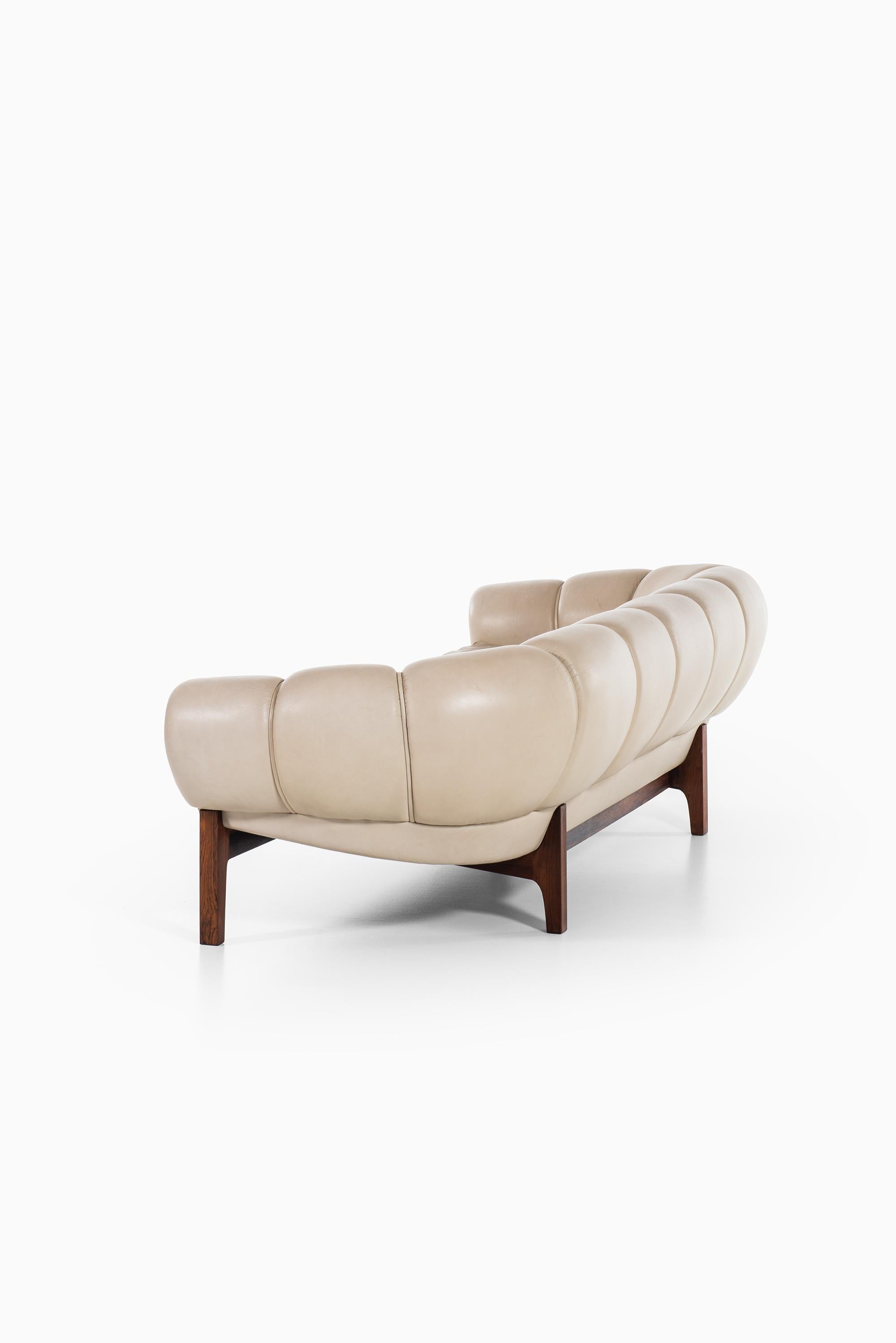 Illum Wikkelsø Sofa Model Croissant Produced by Holger Christiansen in Denmark For Sale 1