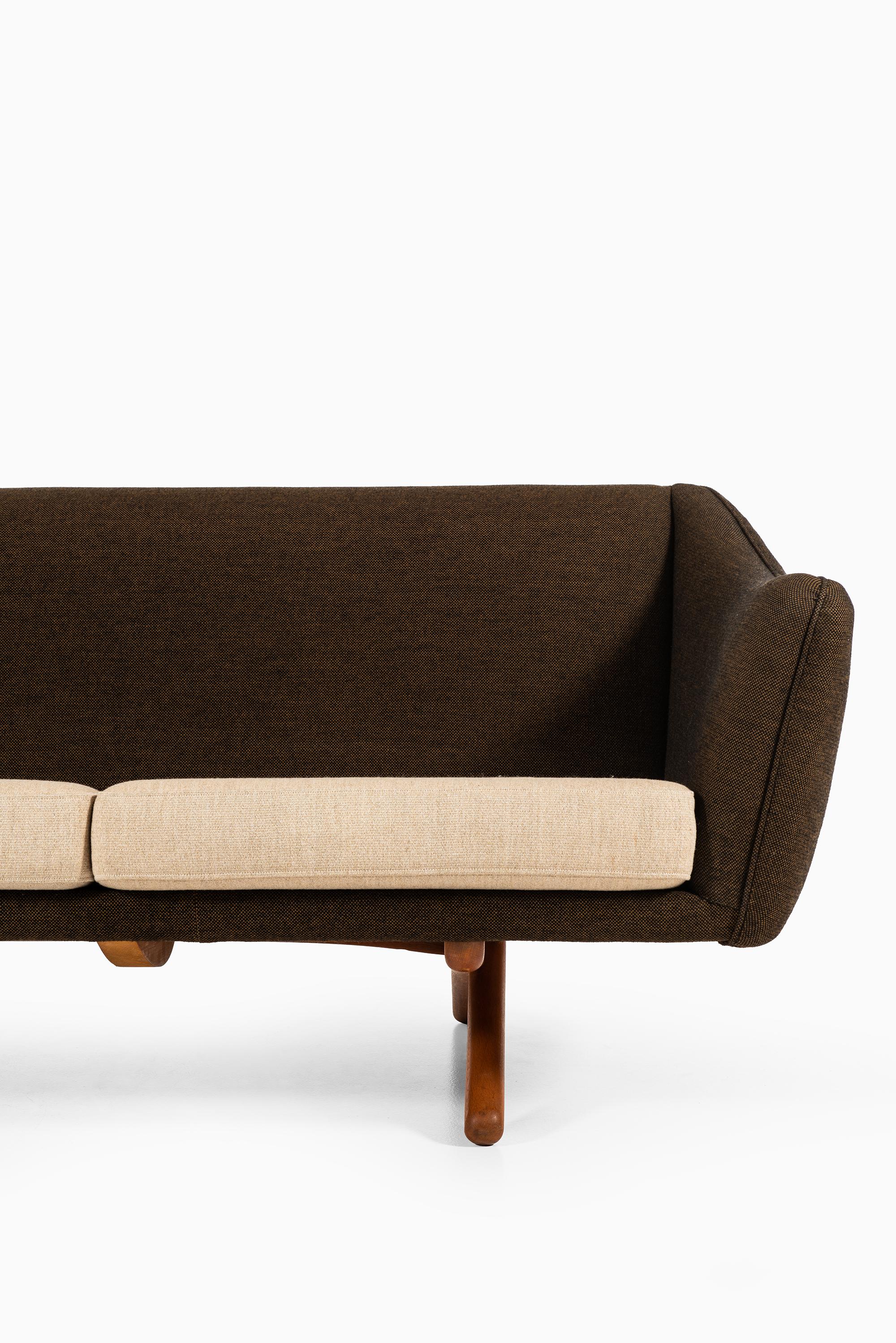 Rare sofa model ML-140 designed by Illum Wikkelsø. Produced by Michael Laursen in Denmark.