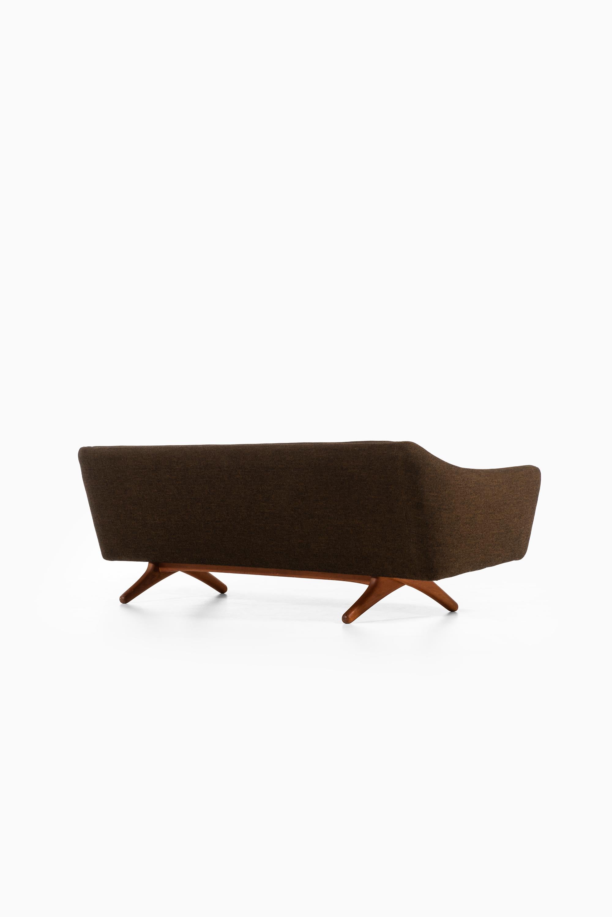 Illum Wikkelsø Sofa Model ML-140 by Michael Laursen in Denmark 1