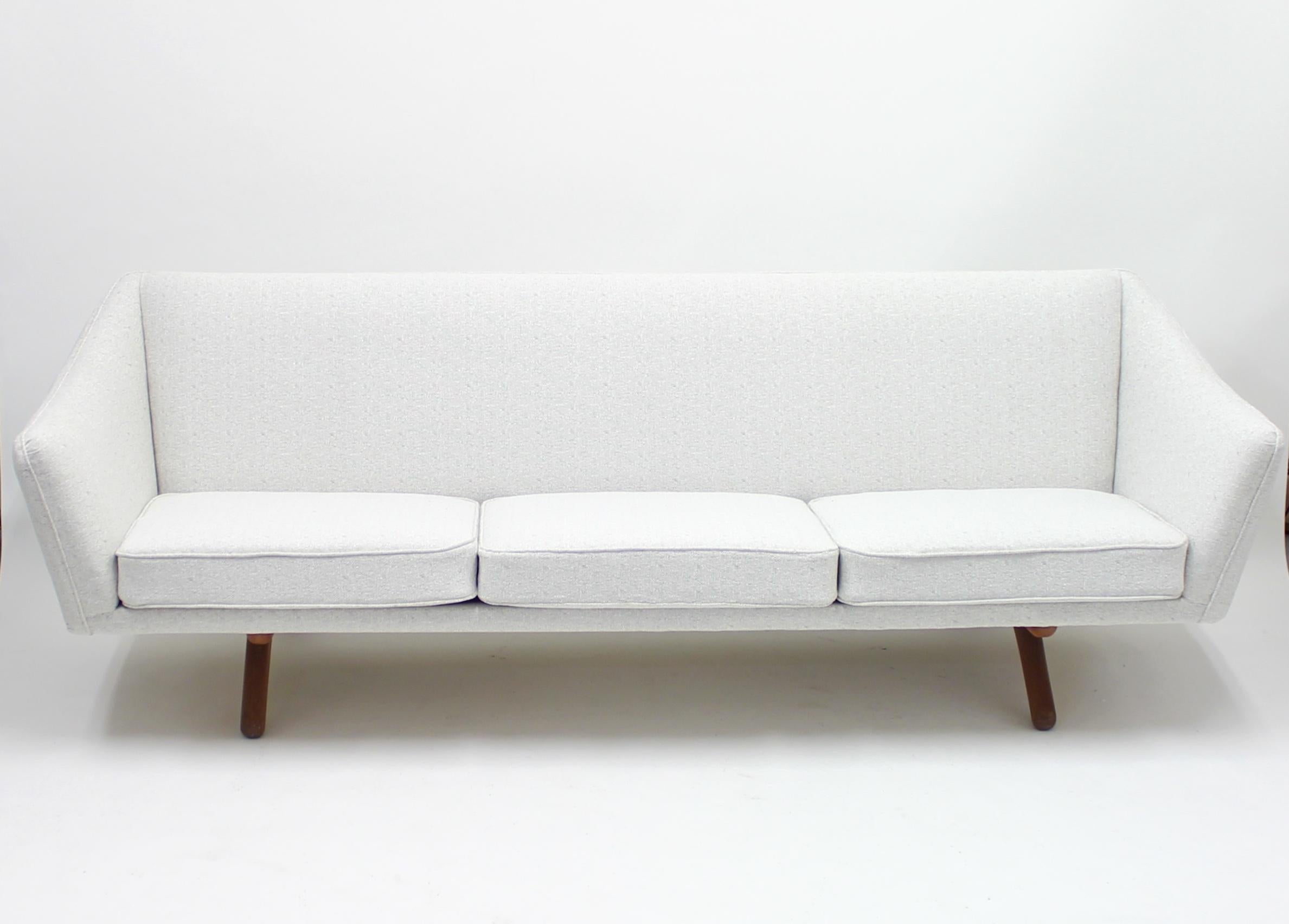 Illum Wikkelsø sofa model ML-140 for A/S Michael Laursen, Denmark, 1950s In Good Condition In Uppsala, SE