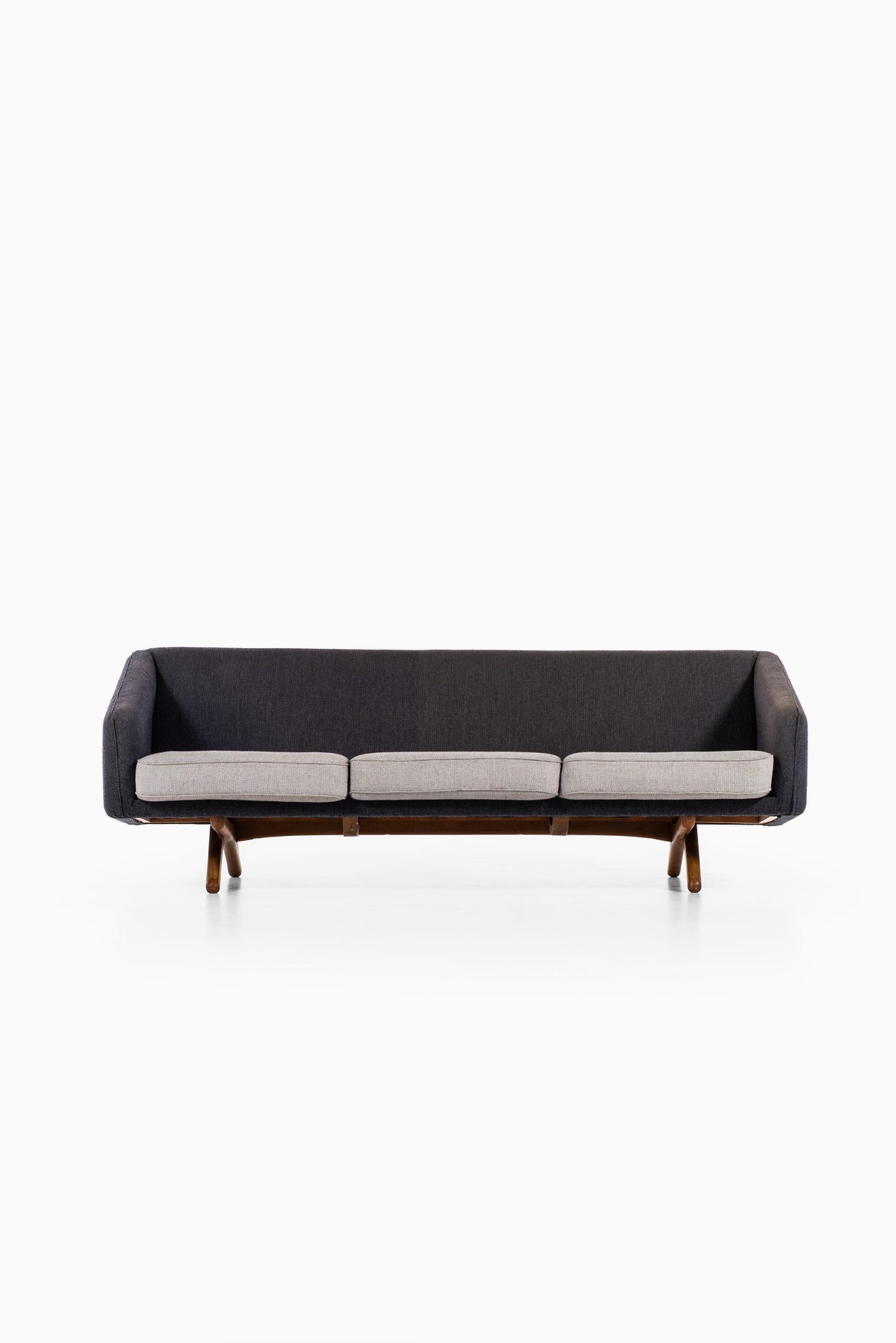 Rare sofa model ML-90 designed by Illum Wikkelsø. Produced by Michael Laursen in Denmark.